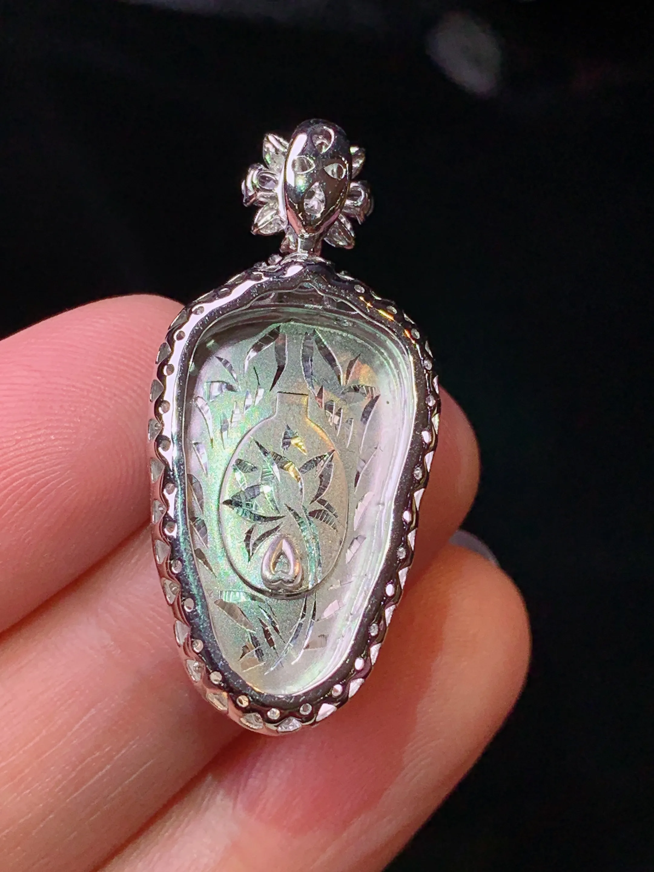 18k金钻镶嵌满绿树叶吊坠 玉质细腻 色泽清新艳丽 整体尺寸34.7*16*7.6