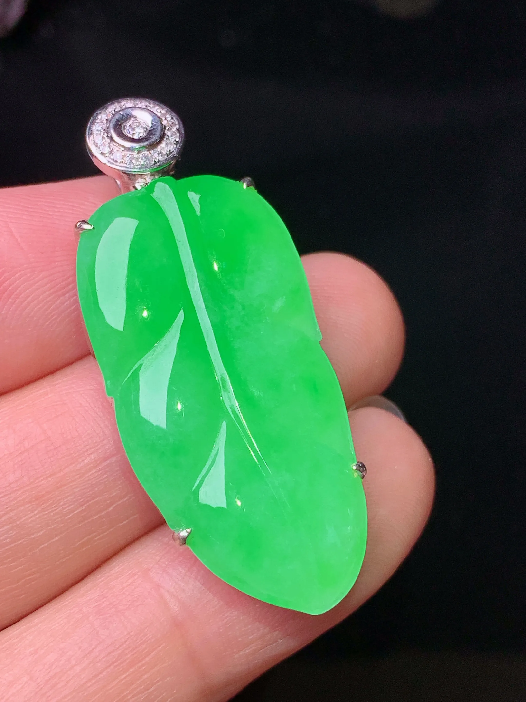 18k金钻镶嵌翠绿树叶吊坠 玉质细腻 色泽清新艳丽 整体尺寸39.6*16.2*7.3