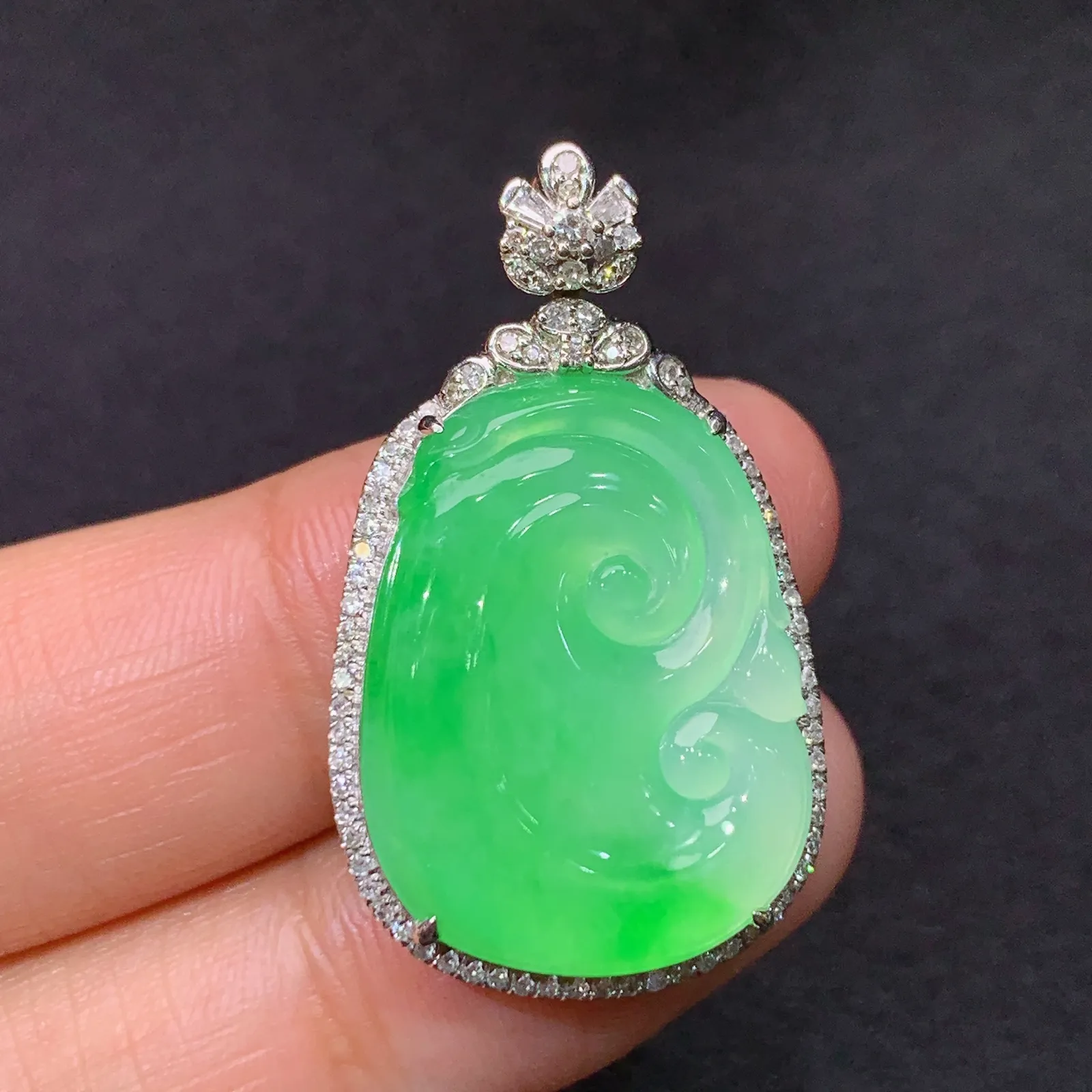 冰翠绿如意吊坠，18k金镶嵌，冰润色阳，玉质细腻，种水足，J12 尺寸32.8*19.4*6.7