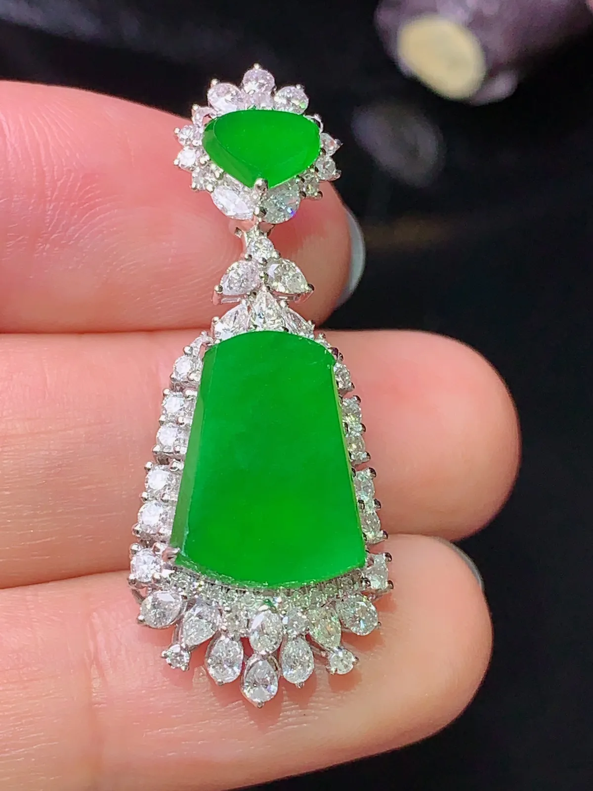 18k金钻镶嵌满绿无事牌吊坠 玉质细腻 色泽艳丽 水润亮眼  整体尺寸36.2*14.3*9