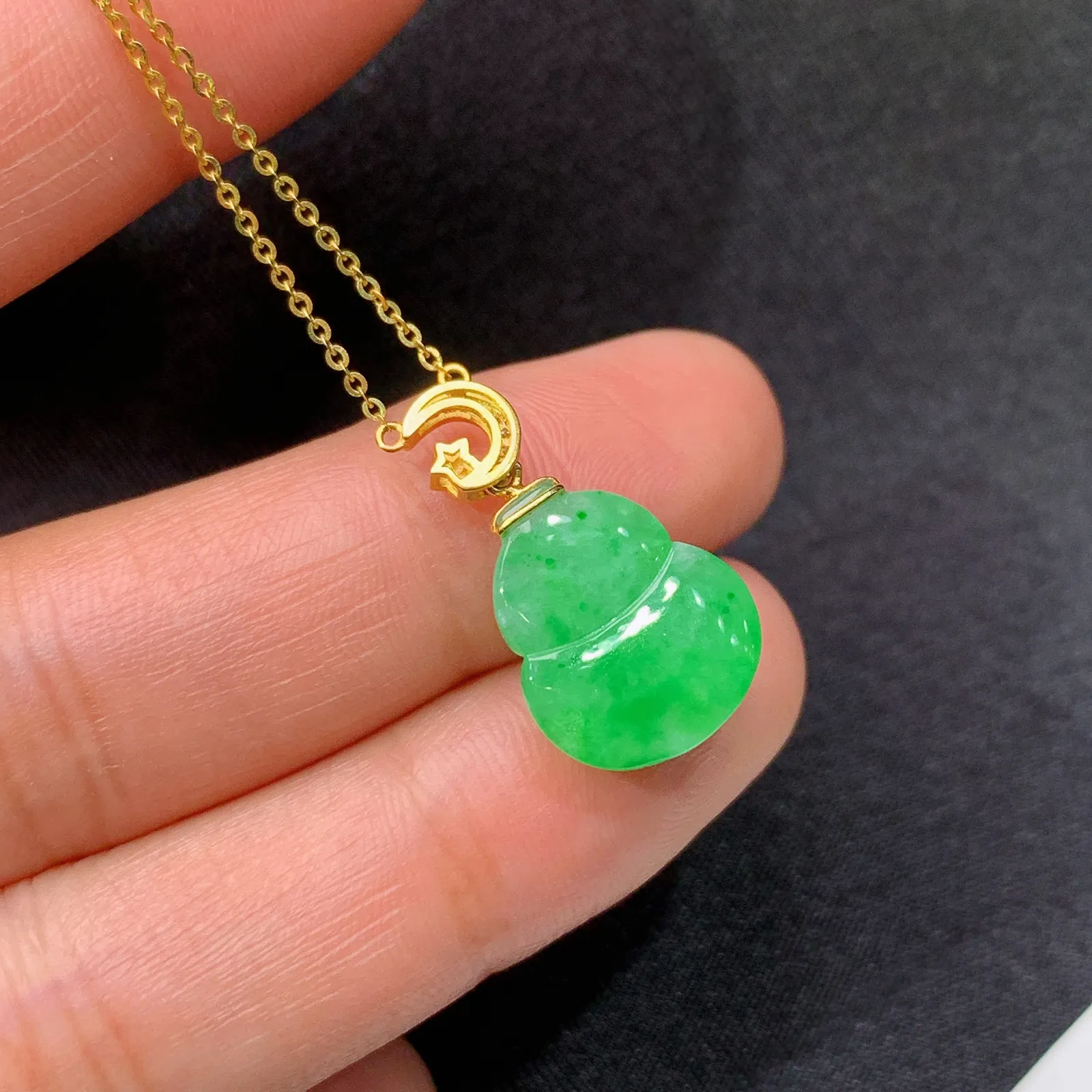 阳绿葫芦锁骨链，简约时尚，18k金镶嵌，冰润色阳，种水足，Be 尺寸13.6*12.1*6