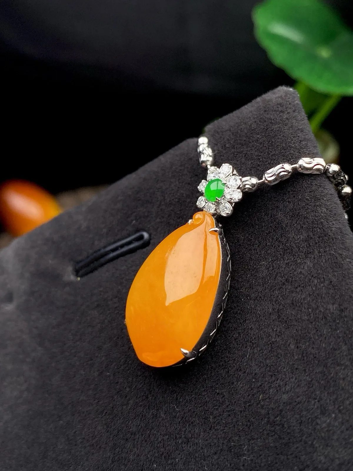 【冰种福瓜叶子】质地细腻，冰润透亮，光泽出众，18k金钻镶嵌，裸石尺寸20.5*12.6*4.5毫米