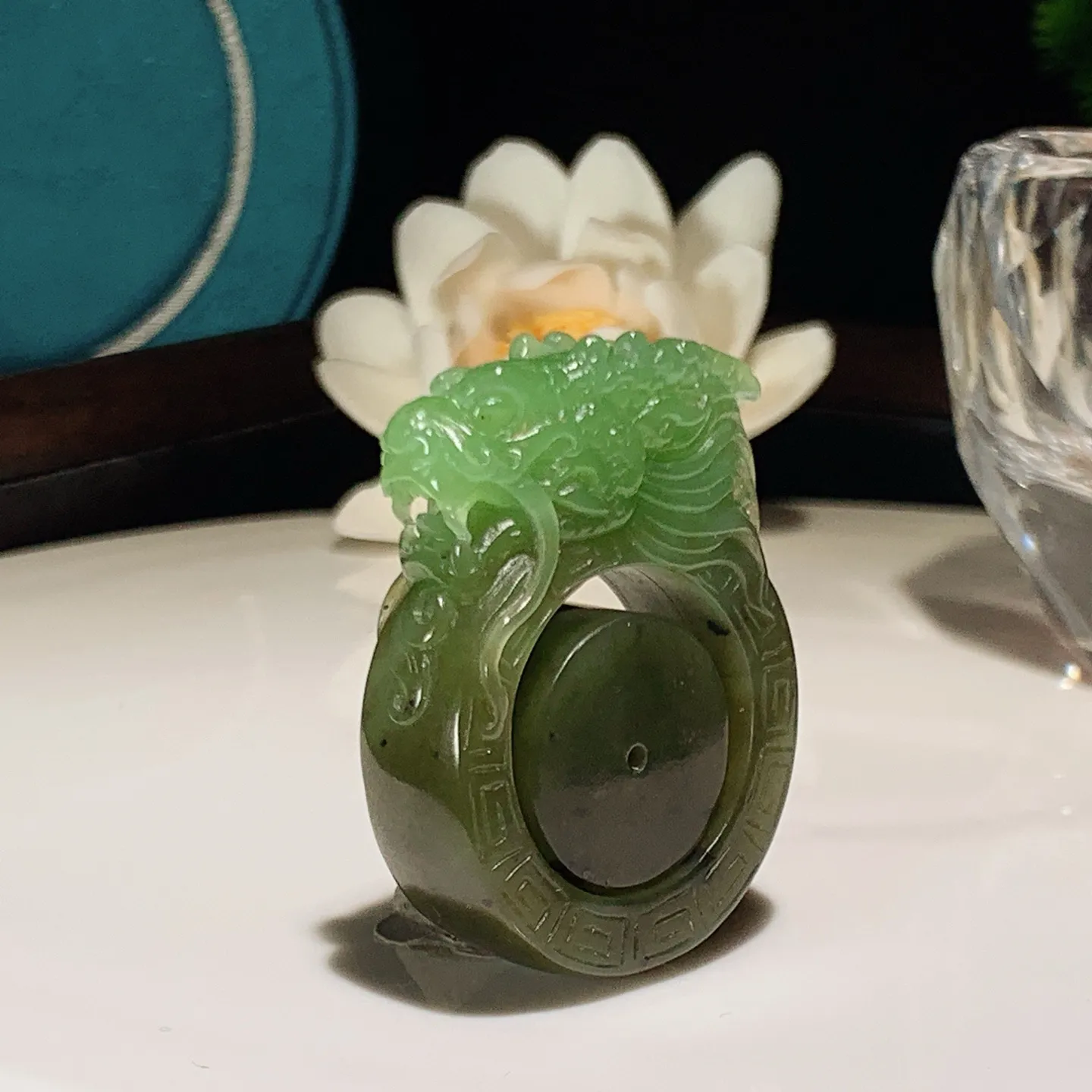 和田玉苹果绿俄罗斯碧玉龙佑一方扳指 内径22尺寸42/33/12重31克。玉质细腻油润。手推出油。品相大气。lt251218