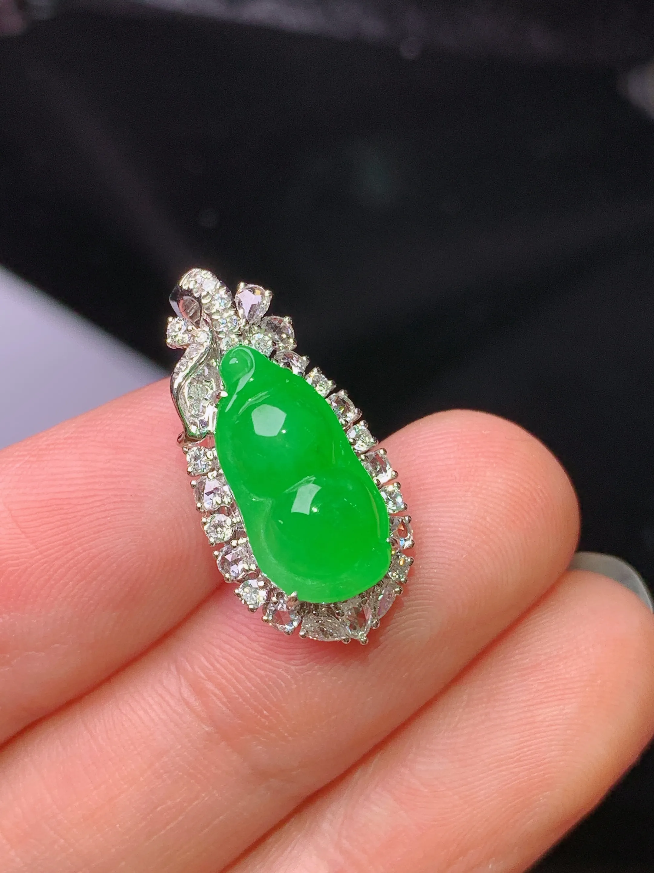 18k金钻镶嵌满绿四季豆吊坠 玉质细腻 色泽清新艳丽 整体尺寸22.5*11*9.3