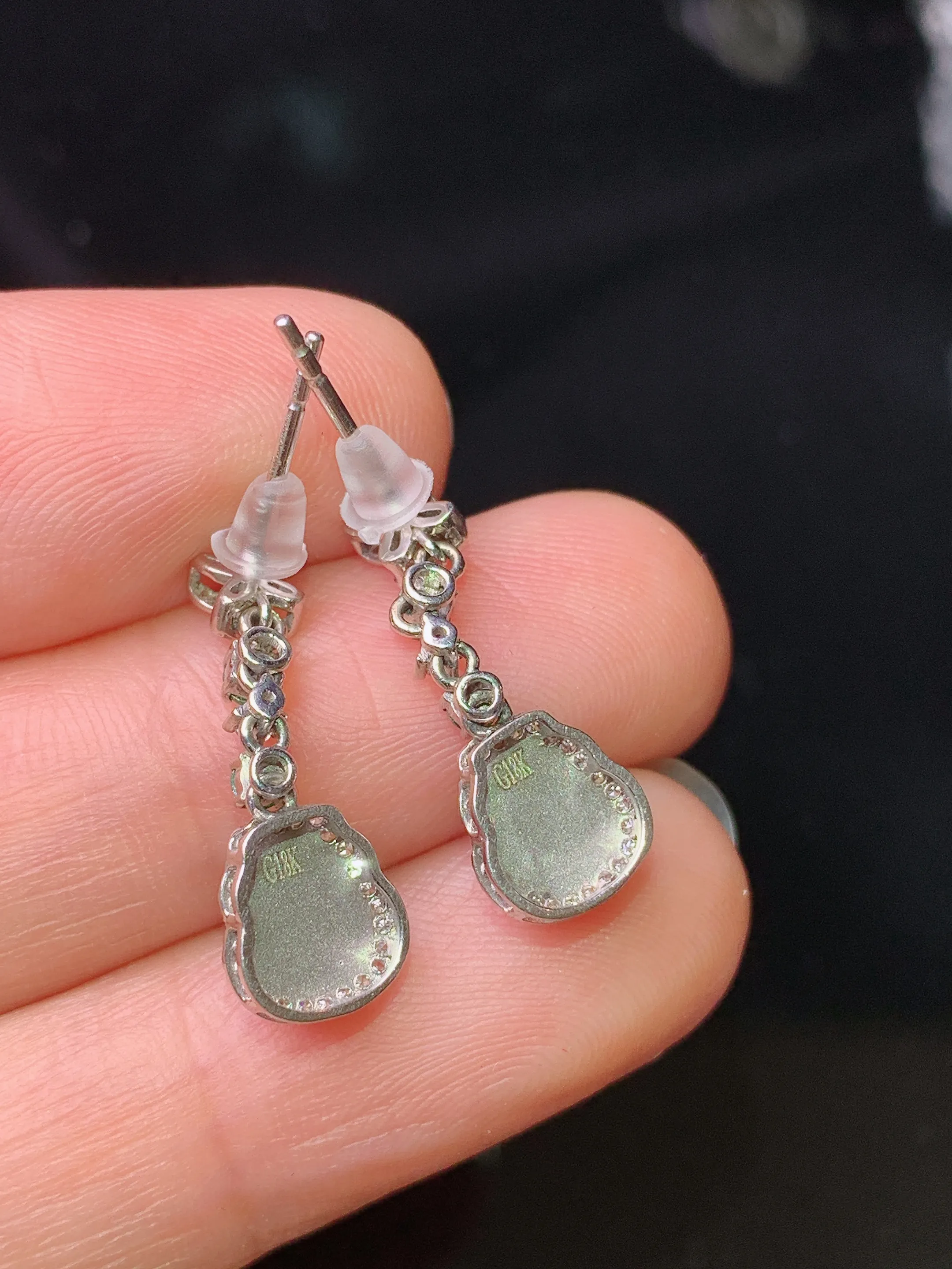 18k金钻镶嵌满绿葫芦耳坠 玉质细腻 色泽清新艳丽 整体尺寸20.8*7*4.6