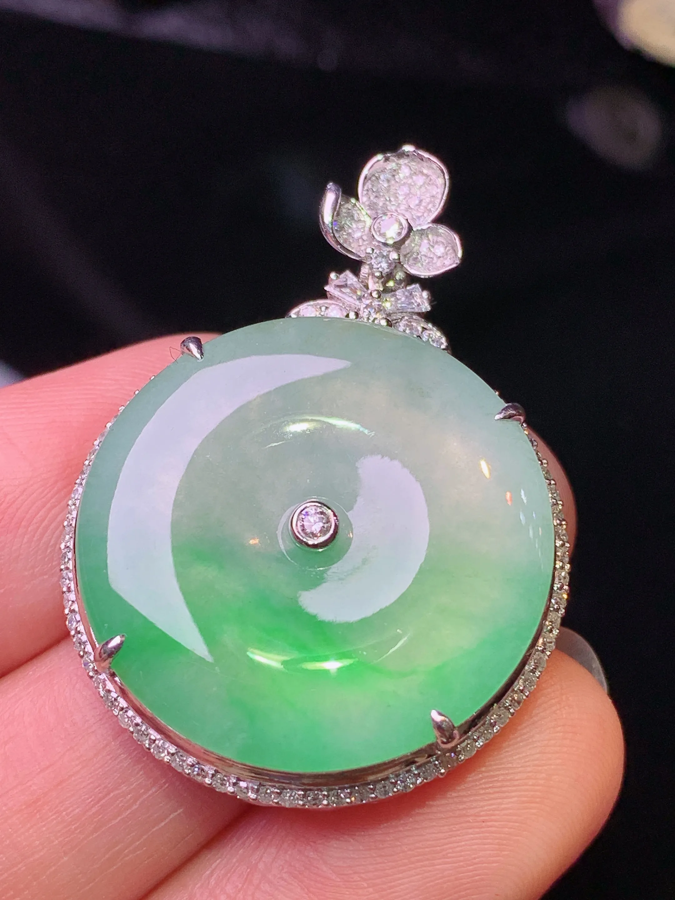 18k金钻镶嵌冰种飘绿平安扣吊坠 玉质细腻 色泽清新艳丽 整体尺寸36.2*25.8*7.2