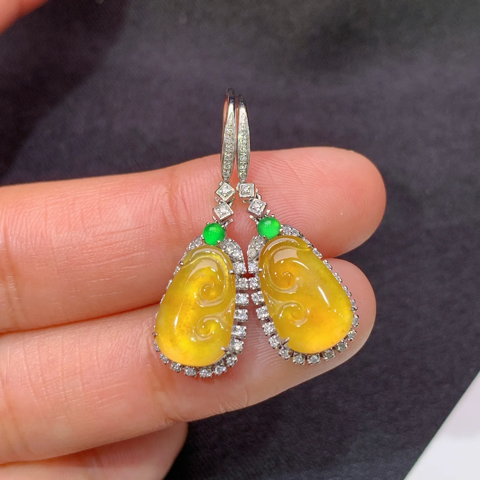 冰黄翡如意耳坠，18k金镶嵌，色泽鲜艳，水色超佳 尺寸10.8*7.1*2