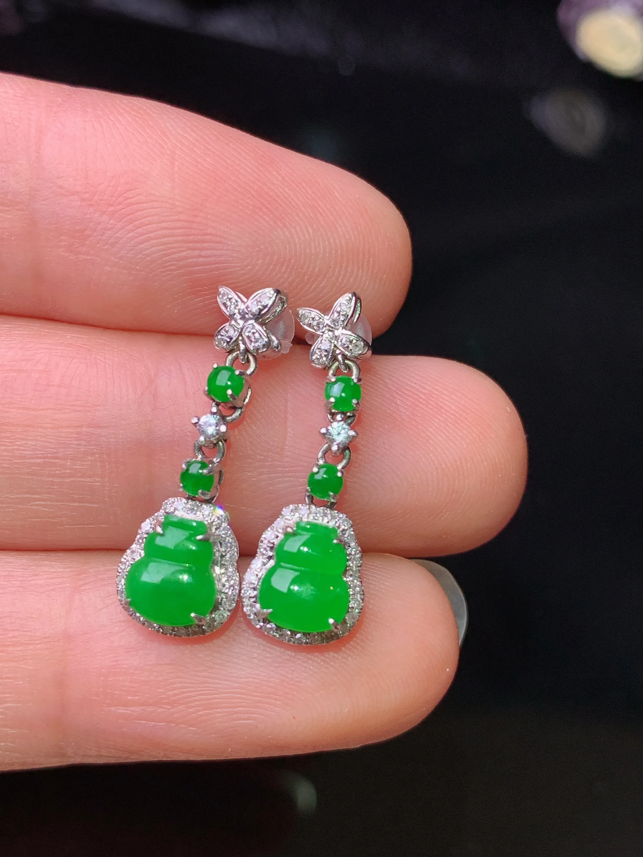 18k金钻镶嵌满绿葫芦耳坠 玉质细腻 色泽清新艳丽 整体尺寸20.8*7*4.6