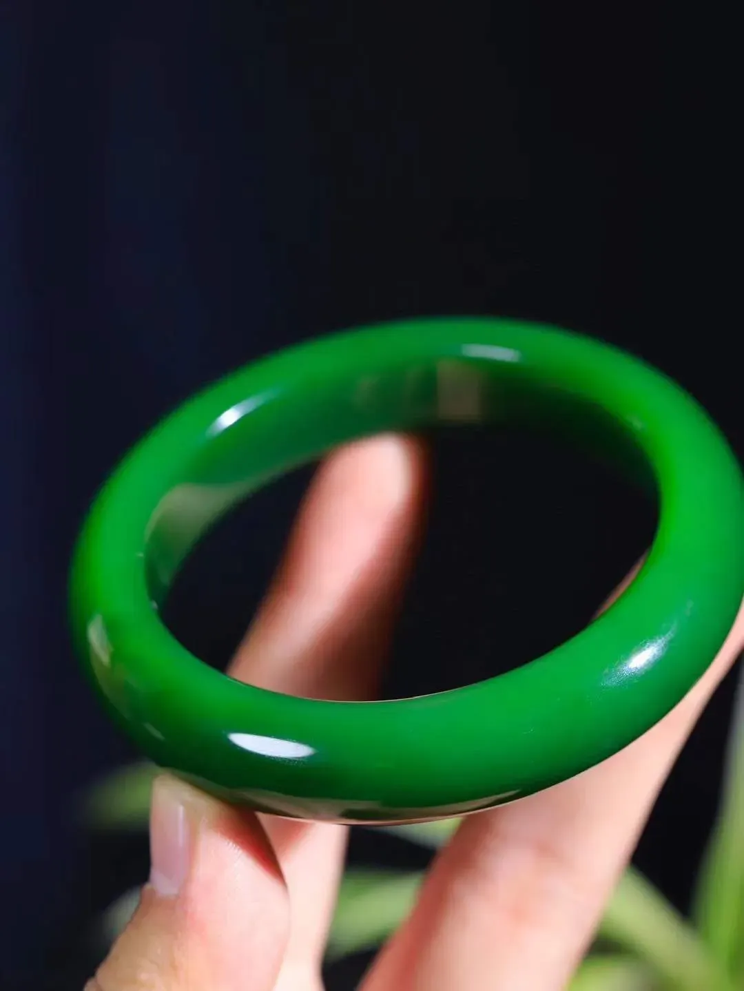 【碧波流转·手镯】

传承级臻品️和田玉碧玉手镯，玉质细腻温润，手感舒适，️线条流畅，简约大气，美自天成，佩戴于腕间，婉约之美，举手投足间透出那份低调奢华，醉人心扉。
重87.5克 内径圈口61.5mm尺寸15-10mm  FDA-131201808