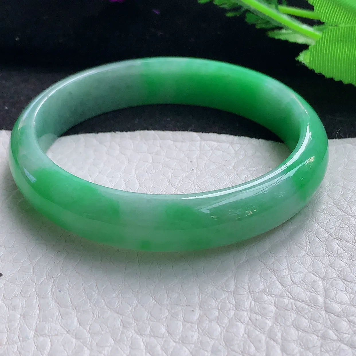 nr自然光58.5*12.8*7平安镯 缅甸翡翠A货辣绿宽边玉手镯玉手环