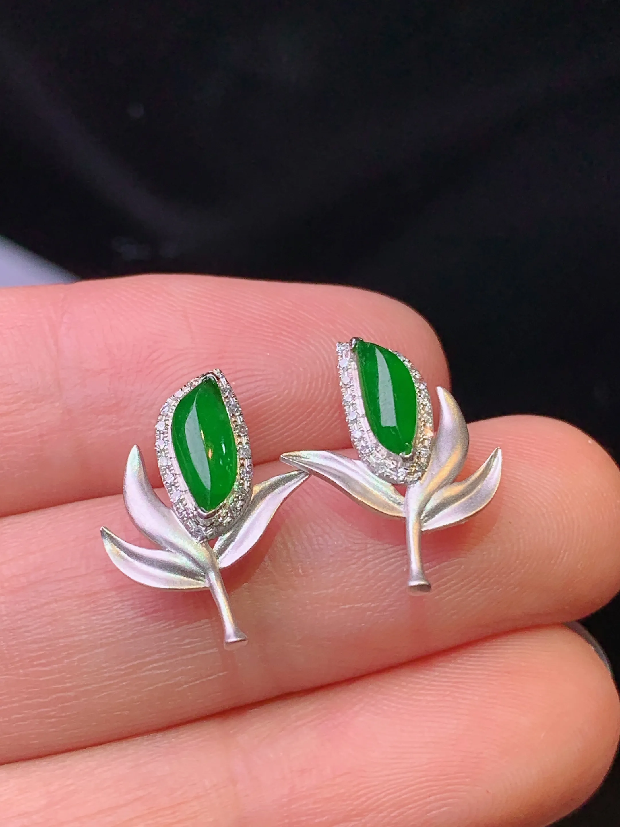 18k金镶嵌满绿随形耳钉 玉质细腻 色泽清新艳丽 整体尺寸16*10.5*2.6