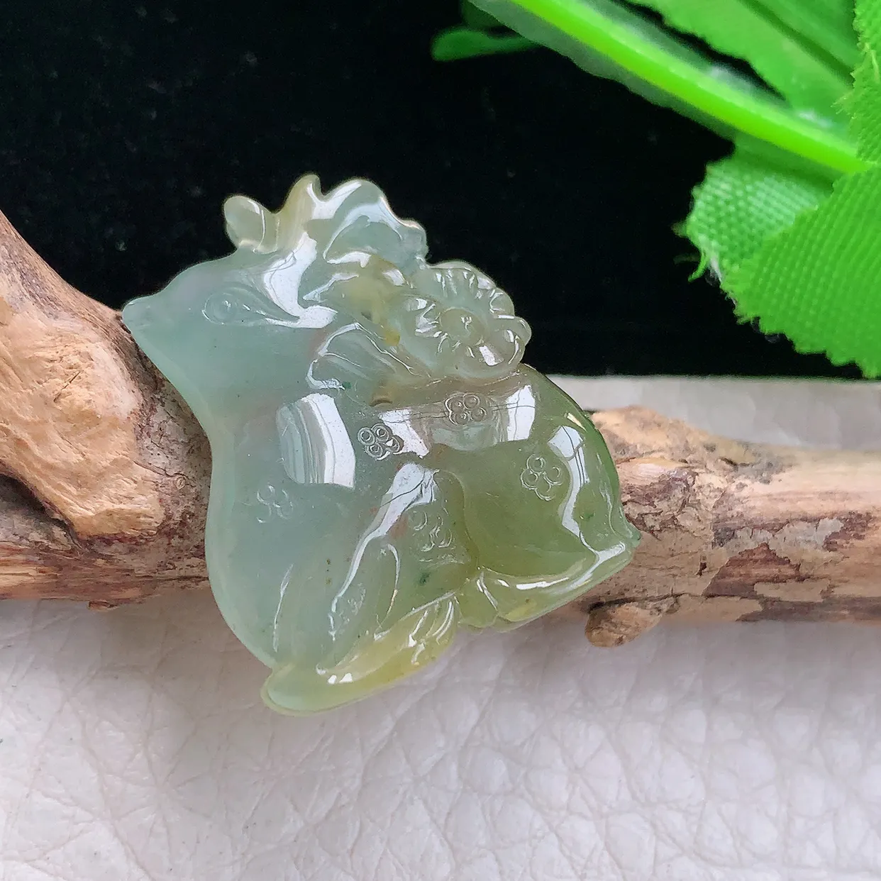 Lz实拍25*20.8*6天然缅甸翡翠冰黄小梅花鹿吊坠 福禄玉坠