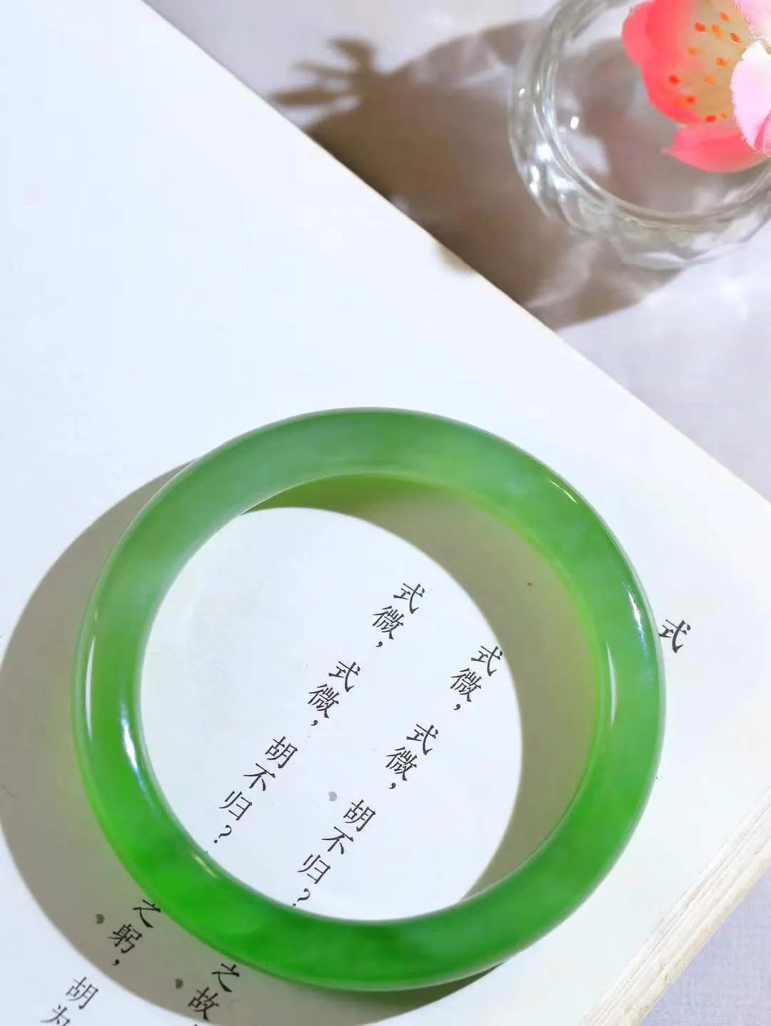 【碧波流转·手镯】

收藏级臻品️和田玉碧玉手镯，玉质细腻温润，手感舒适，️线条流畅，简约大气，美自天成，佩戴于腕间，婉约之美，举手投足间透出那份低调奢华，醉人心扉。
重38克 内径圈口54mm尺寸9.2-8.5mm  FDA-131201808