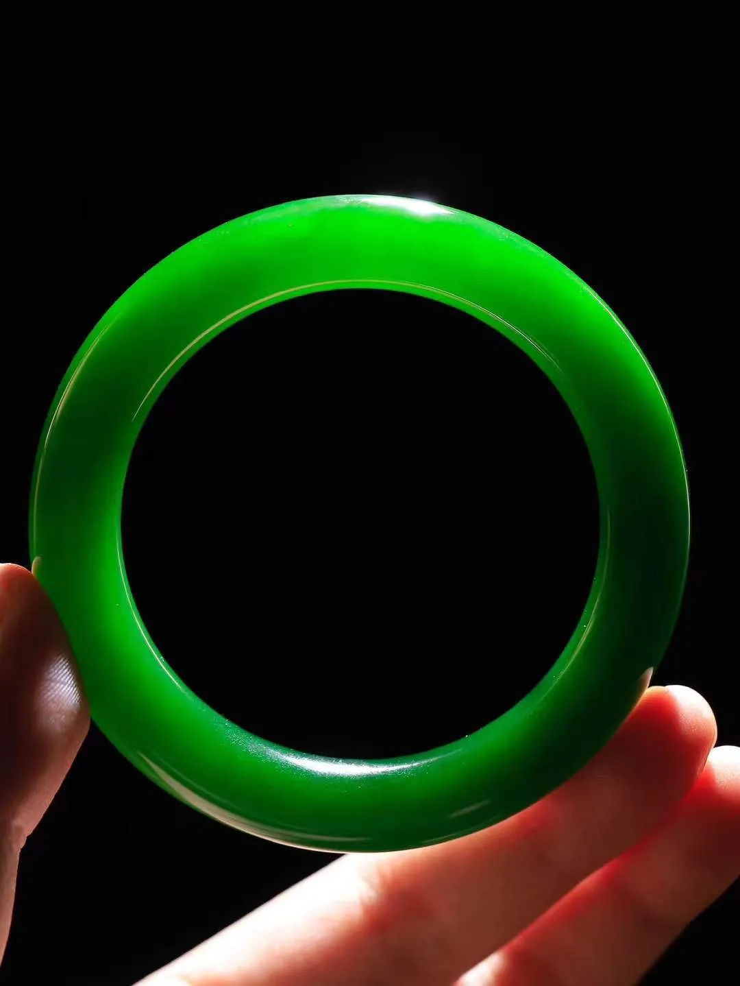 【温润如心.镯】

收藏级臻品️和田玉碧玉圆条手镯，精选上等碧玉料，色泽清透，质地细腻。佩戴它，感受千年玉文化的温润与优雅，愿它为您带来平安与幸福。重61.8克  尺寸56-11-11mm  101201811A