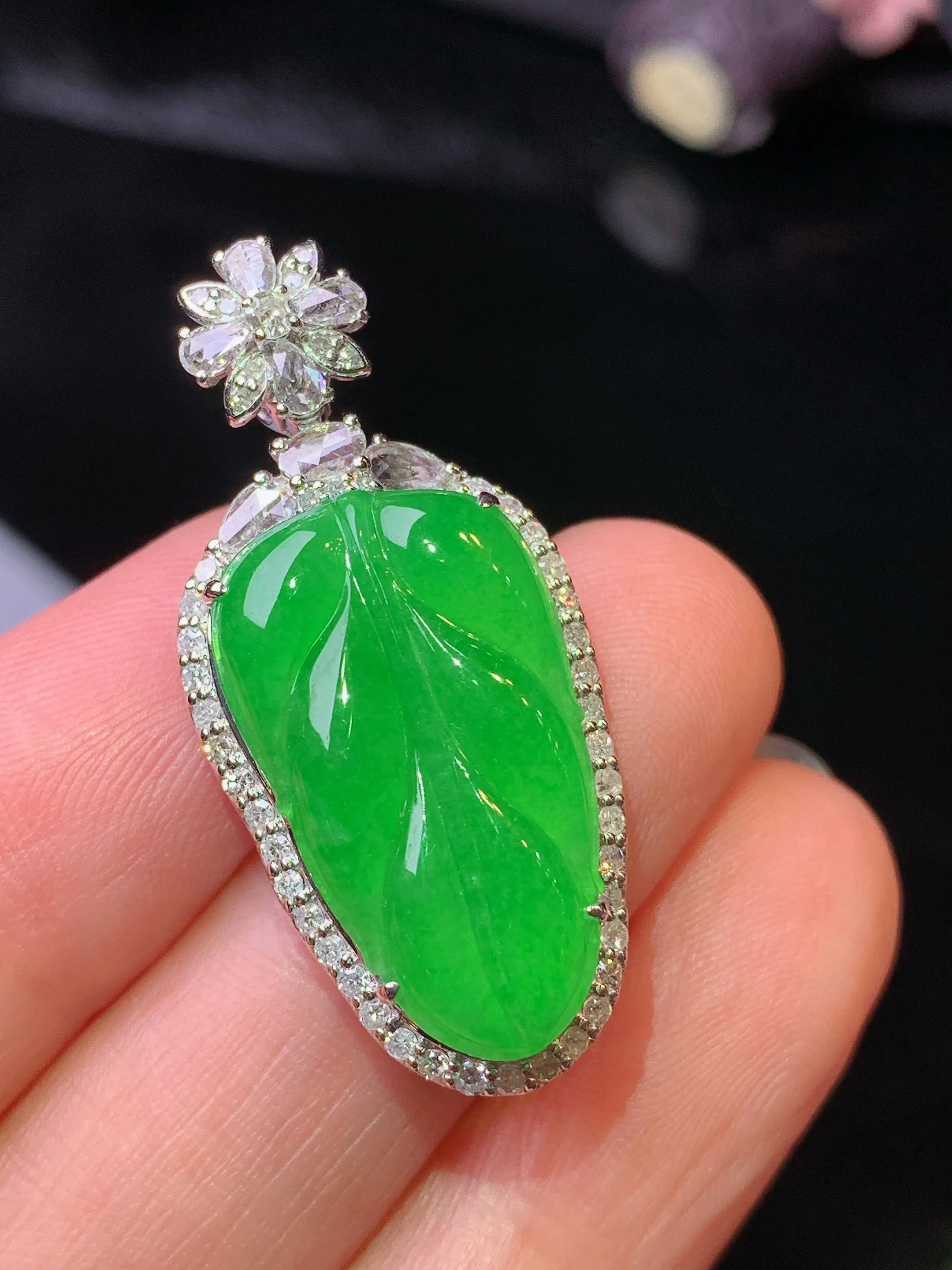 18k金钻镶嵌满绿树叶吊坠 玉质细腻 色泽清新艳丽 整体尺寸34.7*16*7.6