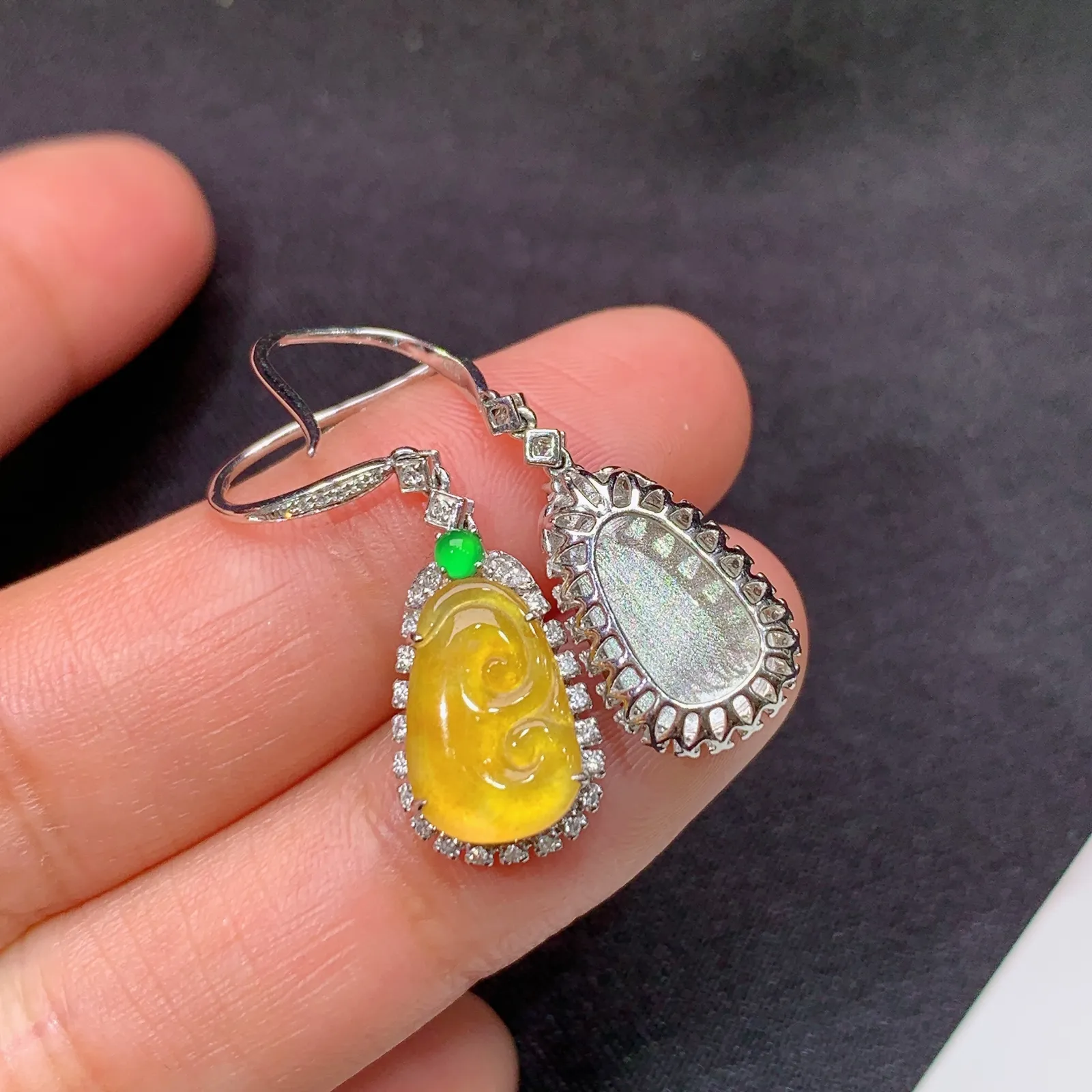 冰黄翡如意耳坠，18k金镶嵌，色泽鲜艳，水色超佳 尺寸10.8*7.1*2