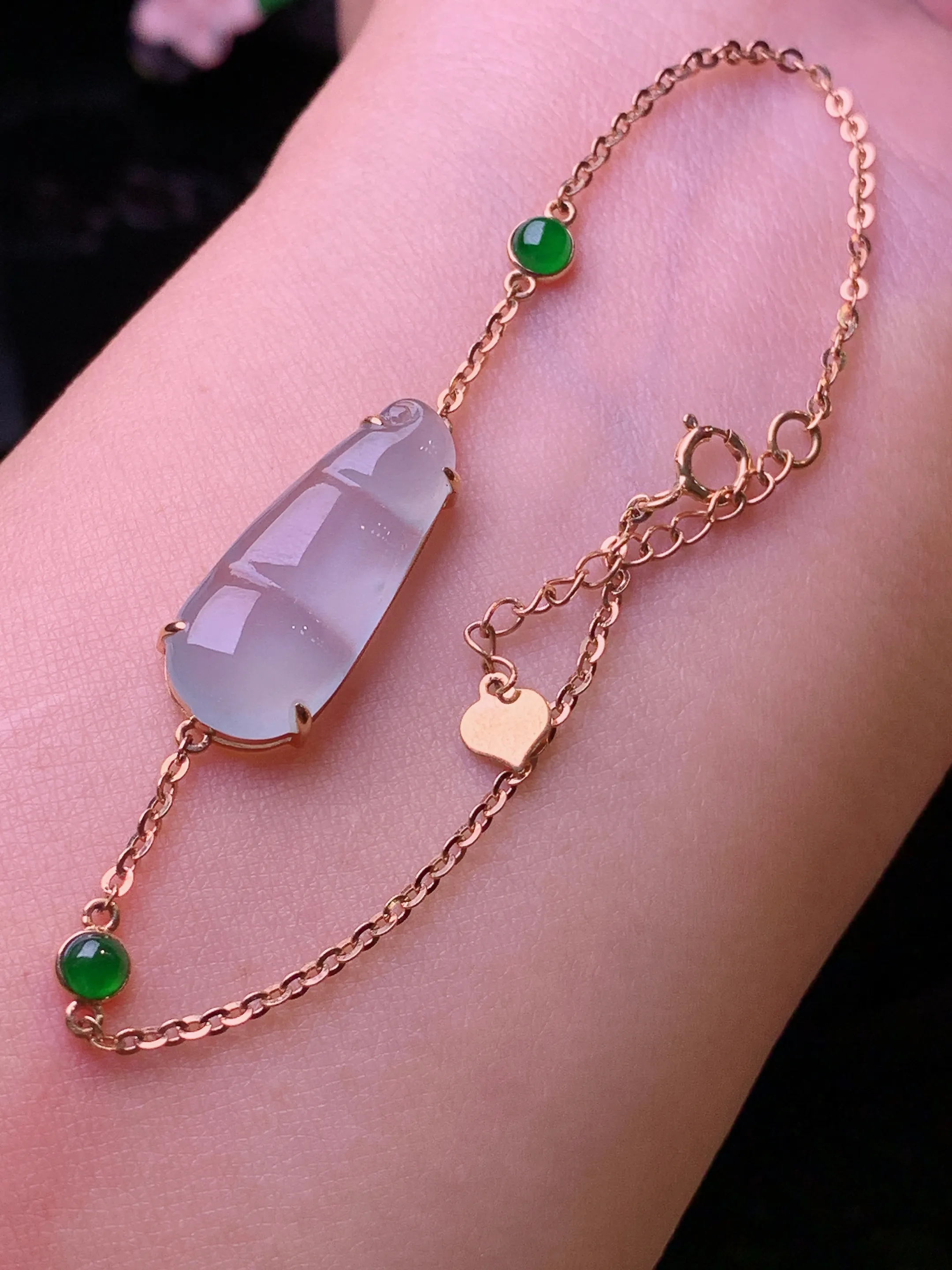 18k金钻镶嵌冰种四季豆手链 玉质细腻 色泽清新艳丽 裸石尺寸22*9*3.8