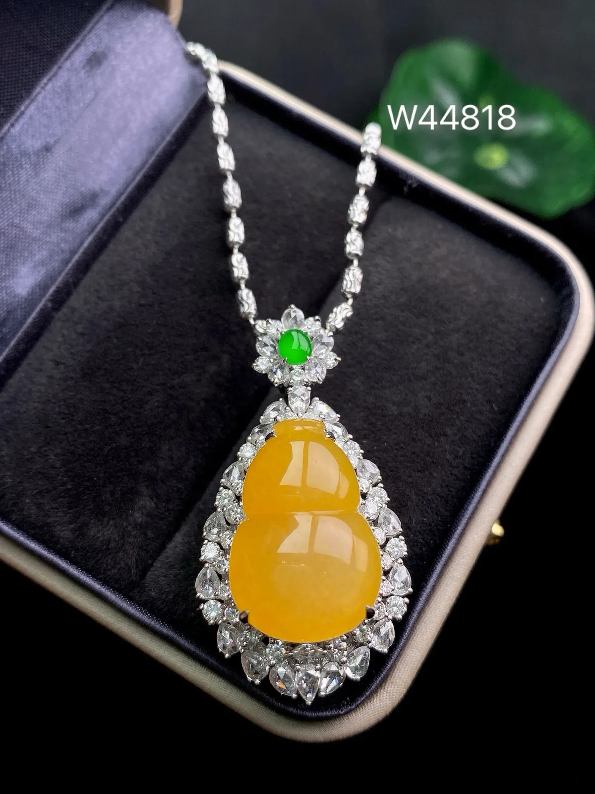 【冰种黄翡葫芦吊坠】质地细腻，冰感十足，晶莹透亮，18K金钻镶嵌，裸石尺寸20.2*13.7*5.2