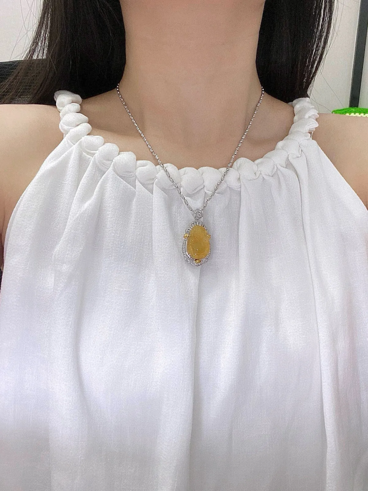 【冰种黄翡财神】质地细腻，工艺很好，饱满圆润，笑口常开，18k金钻镶嵌，裸石尺寸22*15.4*3.2毫米