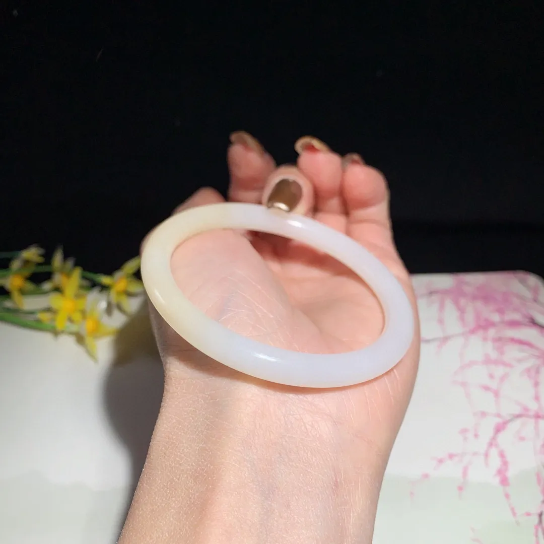 和田玉55圈口藕粉色手镯！圈口55宽7.3玉质细腻油润 底色纯净 无裂无杂 脂粉好，品质高