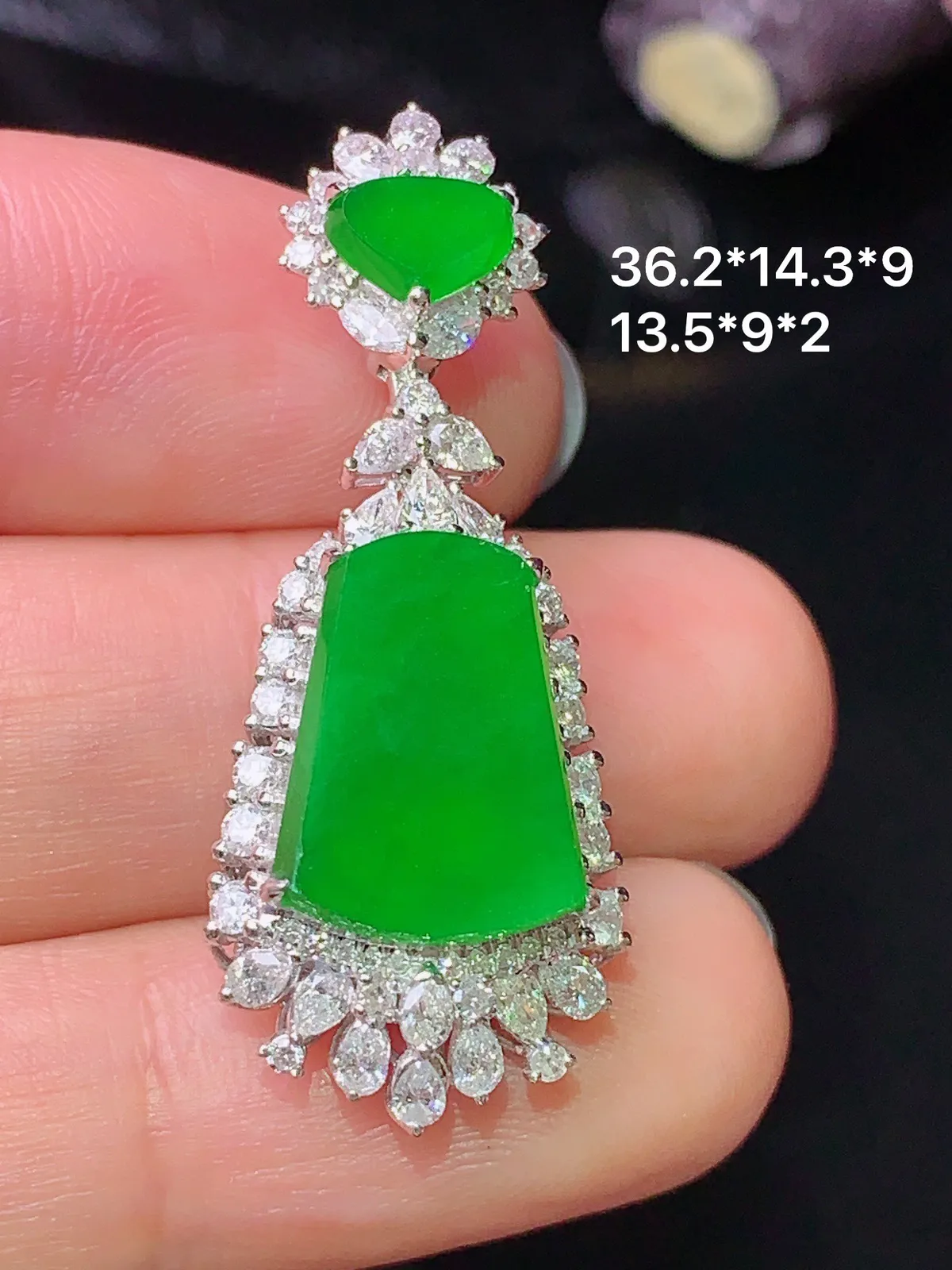 18k金钻镶嵌满绿无事牌吊坠 玉质细腻 色泽艳丽 水润亮眼  整体尺寸36.2*14.3*9