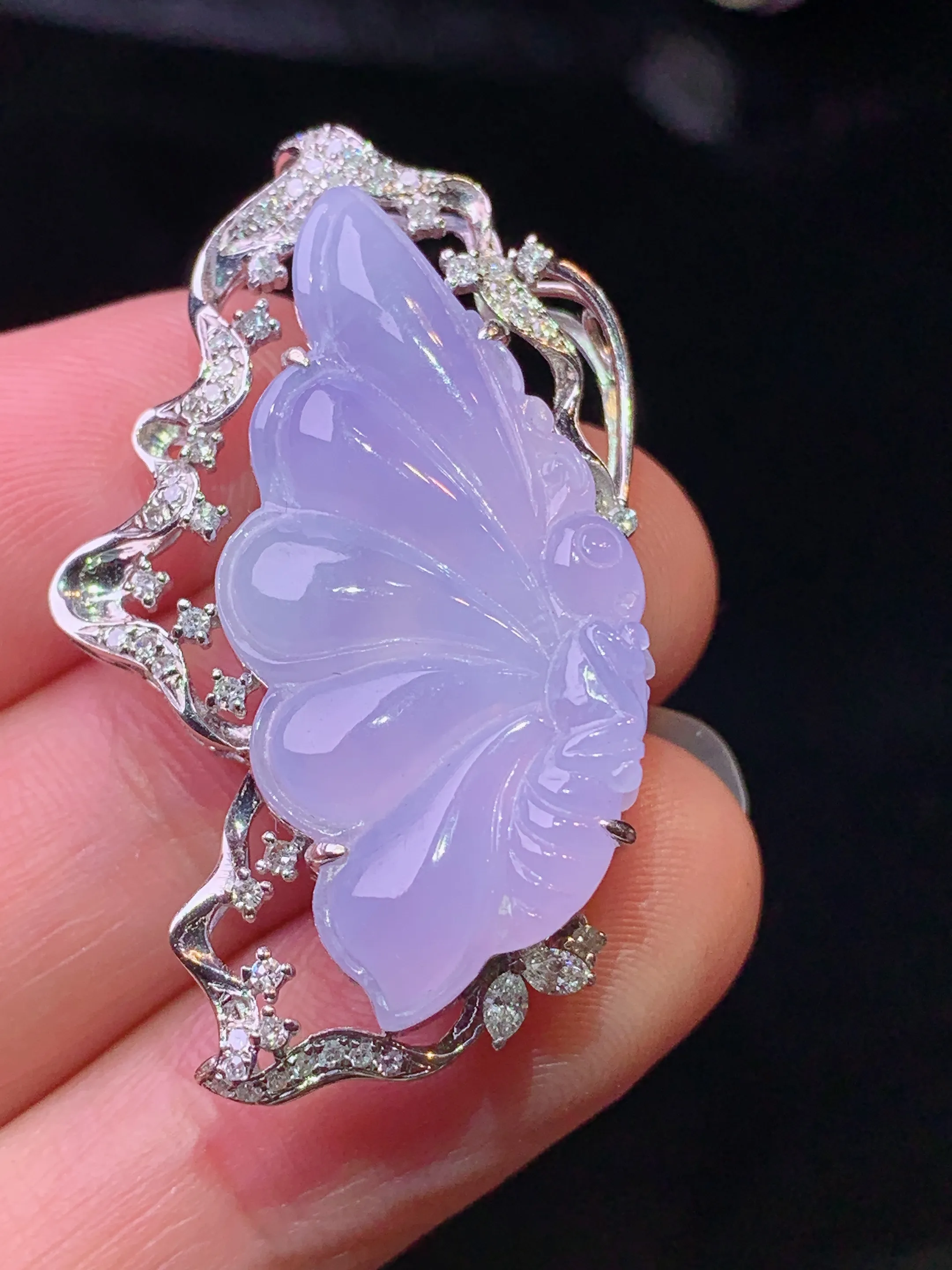 18k金钻镶嵌紫罗兰蝴蝶吊坠 玉质细腻 色泽清新艳丽 整体尺寸37.2*22*8.3