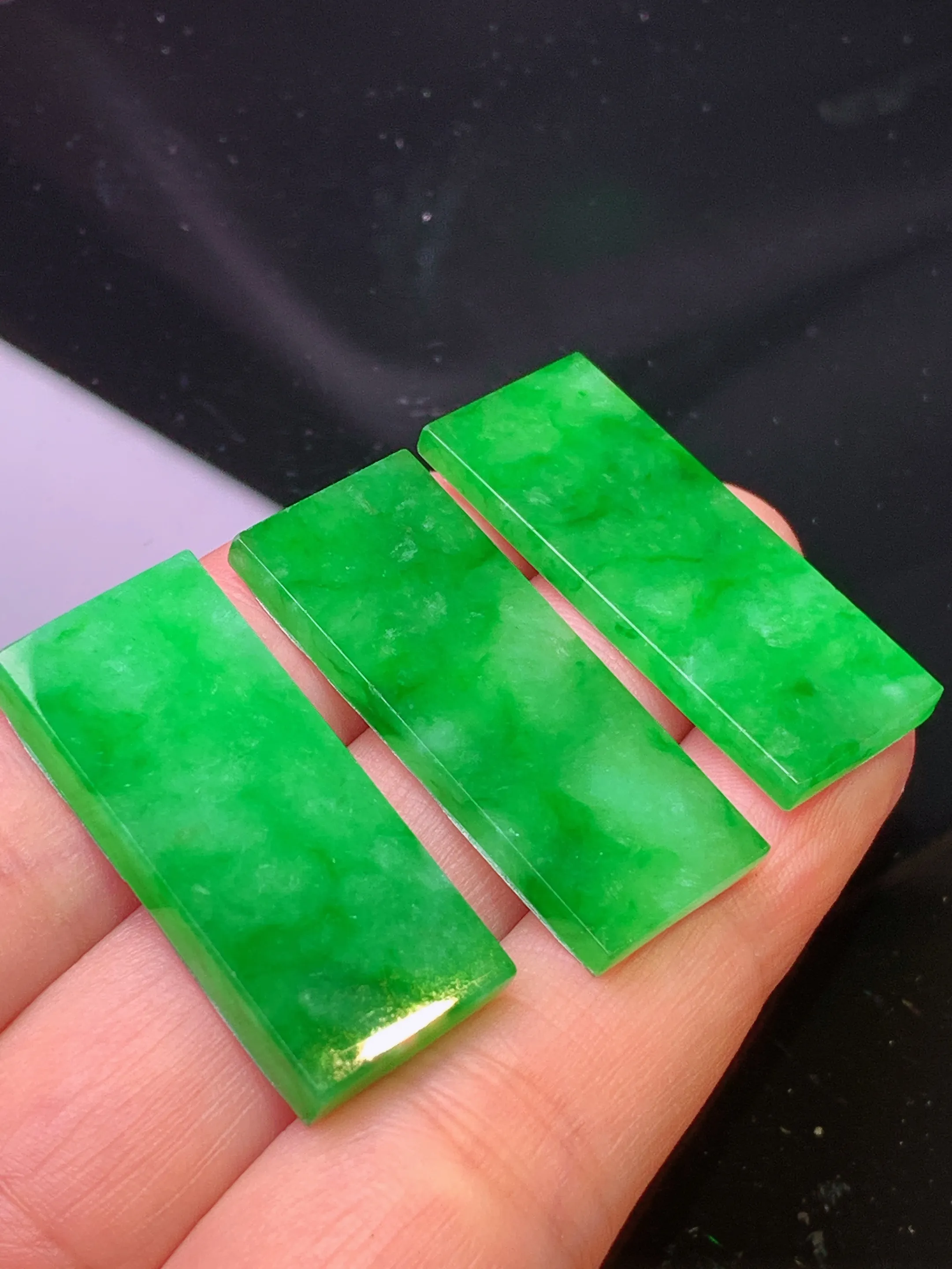 镶嵌款 满绿无事牌一手 玉质细腻 色泽清新艳丽 整体尺寸32.3*13*2.8