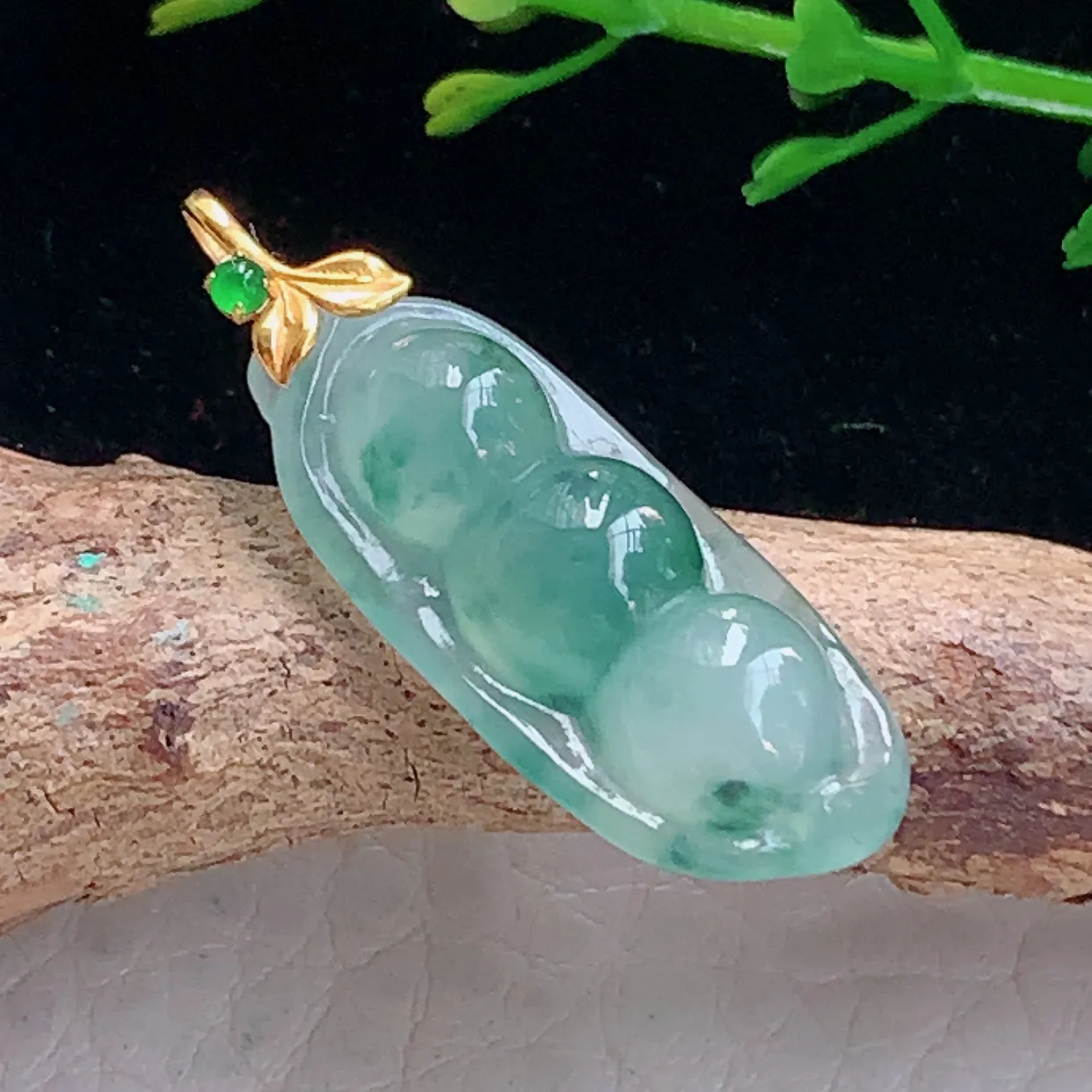 Lz实拍29.2*11.2*5.5天然缅甸翡翠冰飘花福豆吊坠 镶18k金扣四季豆玉坠