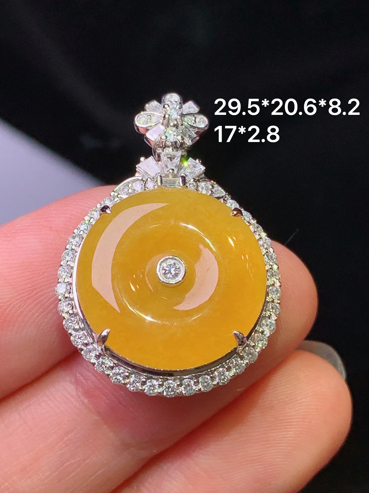 18k金钻镶嵌黄翡平安扣吊坠 玉质细腻 色泽清新艳丽 整体尺寸29.5*20.6*8.2