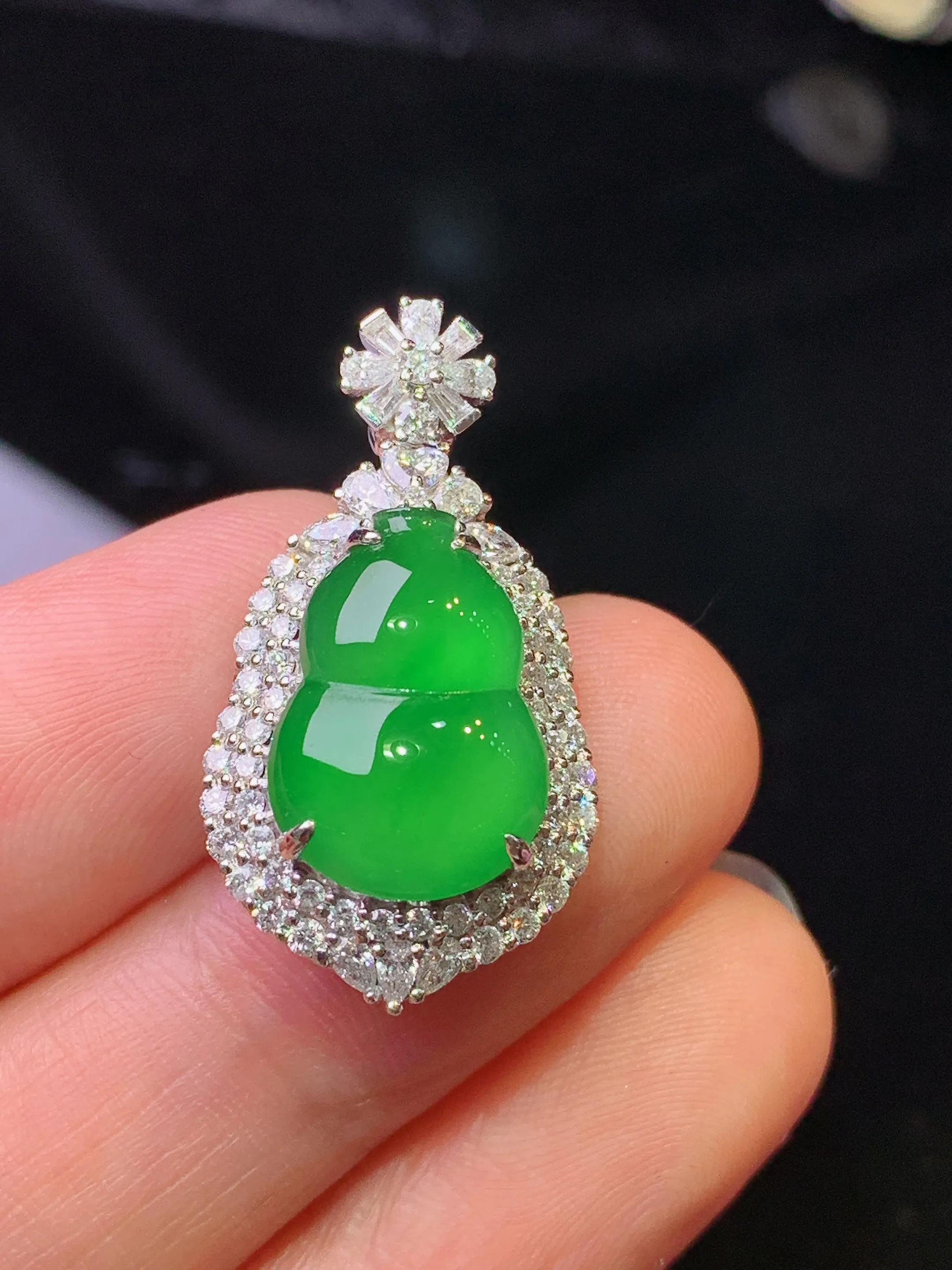 18k金钻镶嵌满绿葫芦吊坠 玉质细腻 色泽清新艳丽 整体尺寸28*15.2*9.2