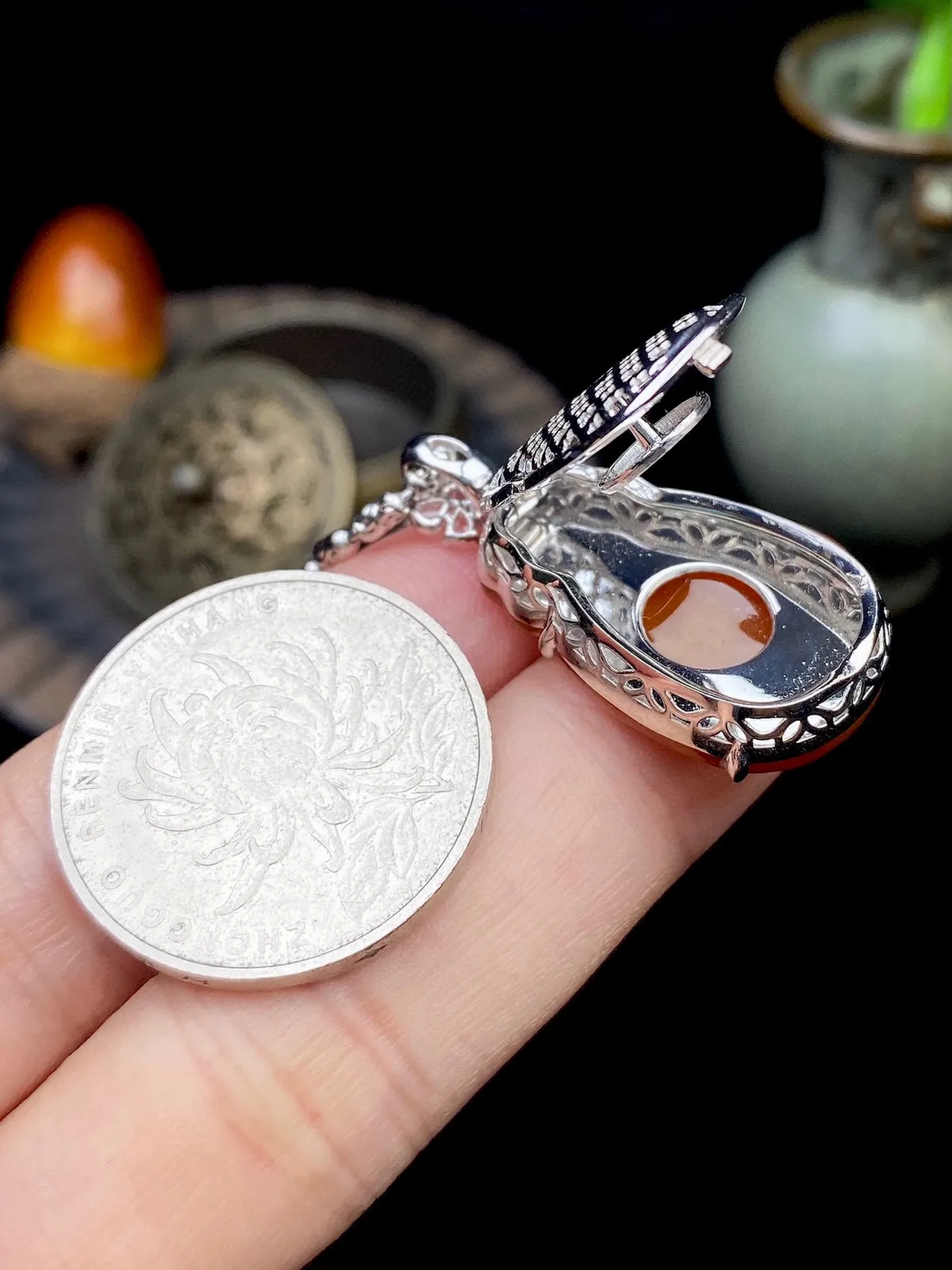 【冰种黄翡财神】质地细腻，工艺很好，饱满圆润，笑口常开，18k金钻镶嵌，裸石尺寸25.2*15.9*3.8毫米