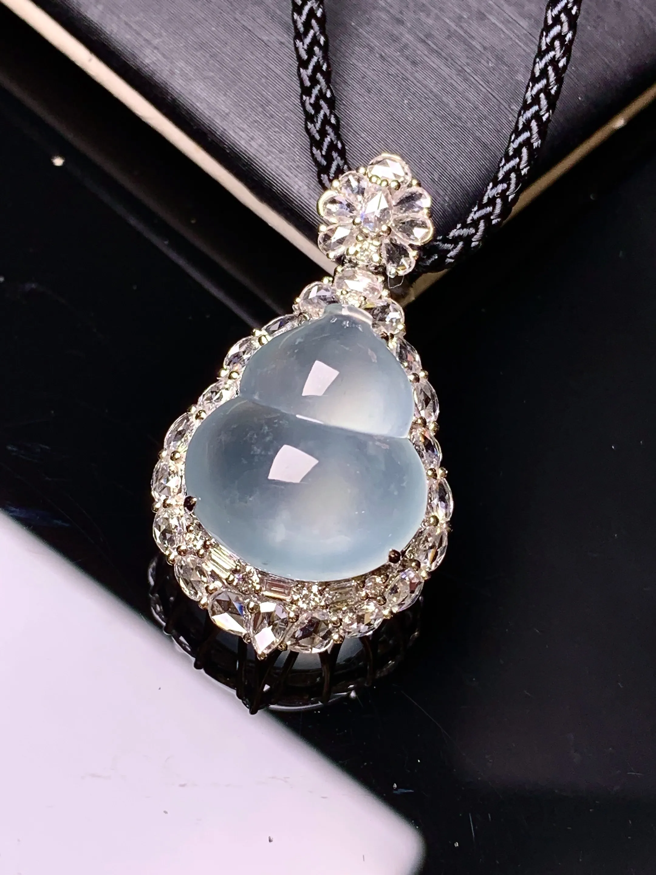 18k金钻镶嵌冰种葫芦吊坠 玉质细腻 色泽清新艳丽 整体尺寸29.3*16.7*11.8