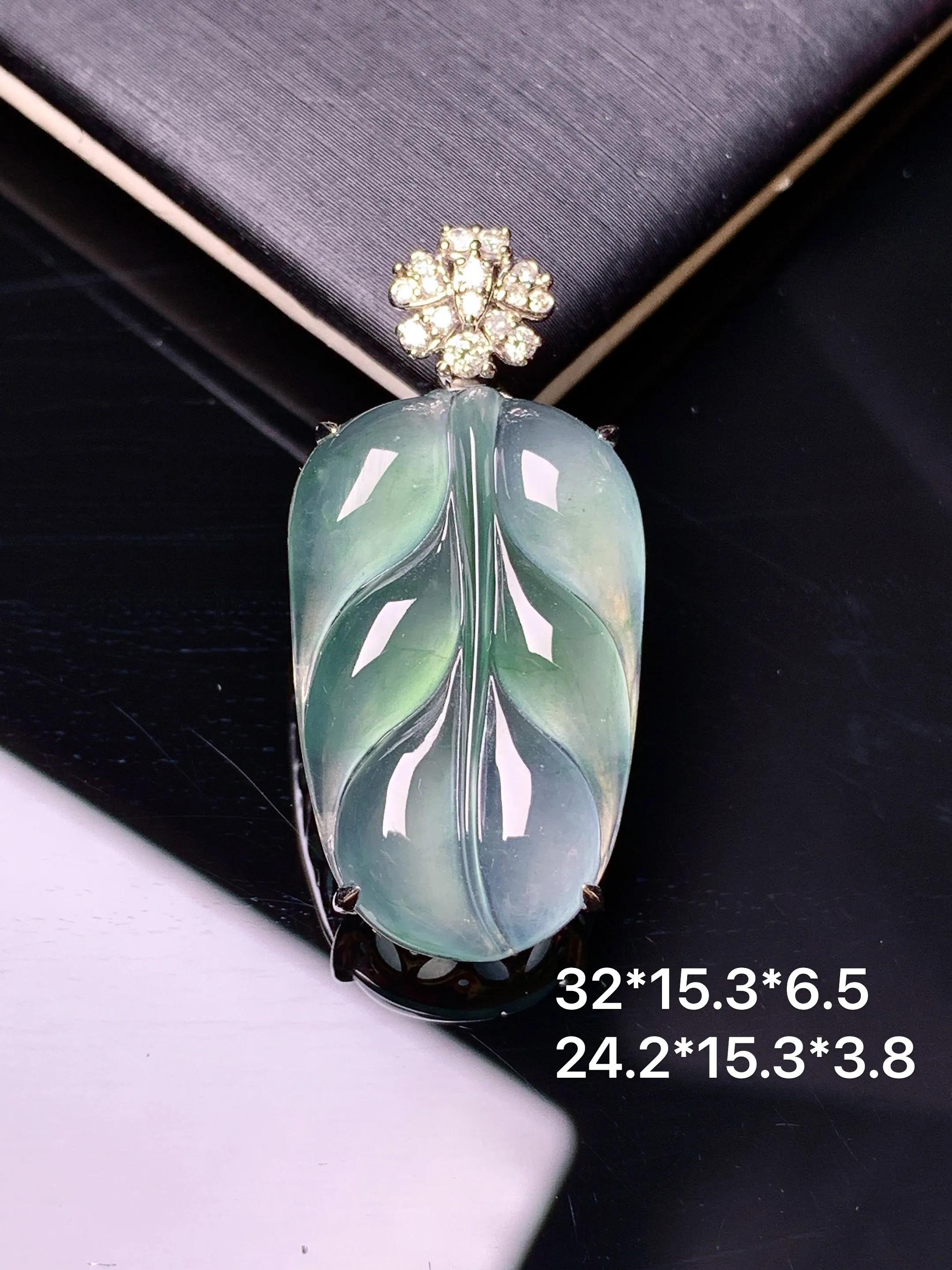 18k金钻镶嵌冰种飘绿树叶吊坠 玉质细腻 色泽清新艳丽 整体尺寸32*15.3*6.5