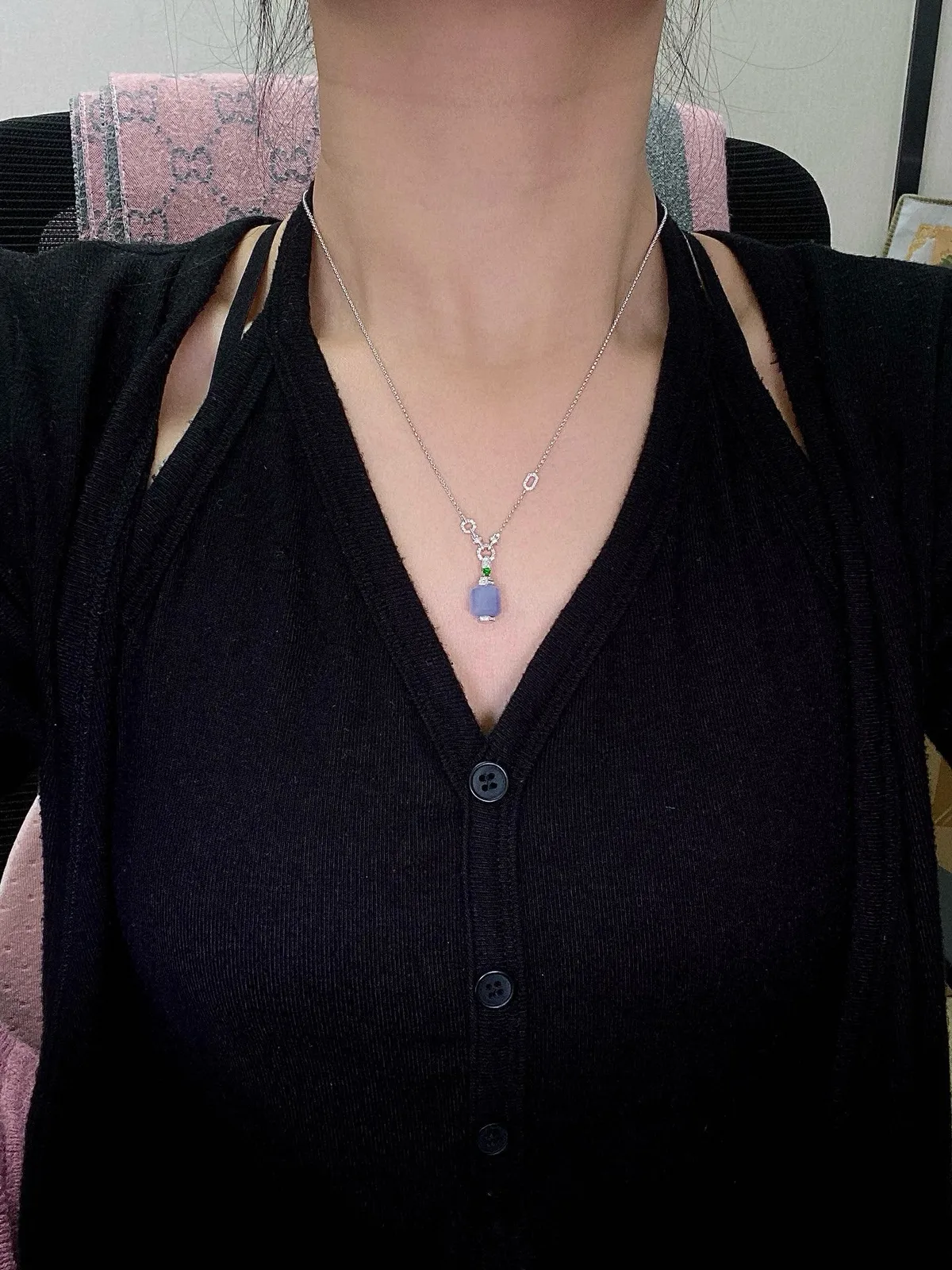 【冰种紫罗兰路路通锁骨链】种地上乘，冰感十足，通透起光，饱满圆润，18k金钻镶嵌，裸石尺寸9*8.9*8.9毫米。