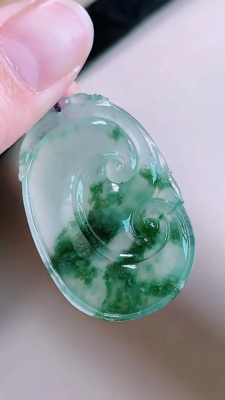 【翡翠名称】老坑种冰飘花如意翡翠吊坠
【翡翠尺寸】36.8/23.6/3.6mm
【翡翠描述】宝贝种老水足，玉质细腻，色泽靓丽，性价比高，佩戴效果好！
【其它赠送】权威证书/精美挂绳盒子/支持全国复检