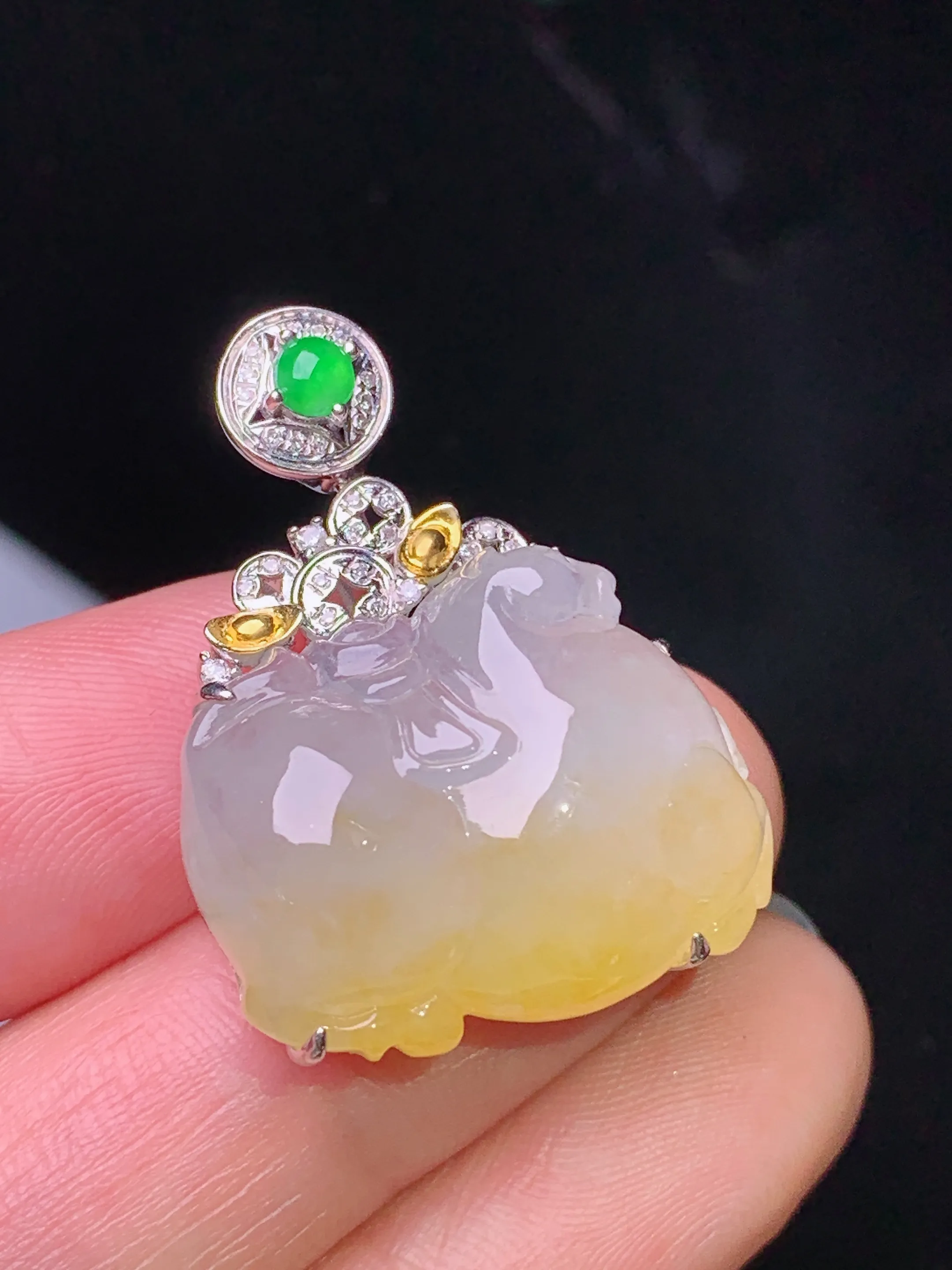 18k金钻镶嵌冰飘黄翡唐马吊坠 玉质细腻 色泽清新艳丽 整体尺寸30.8*22.2*10.2