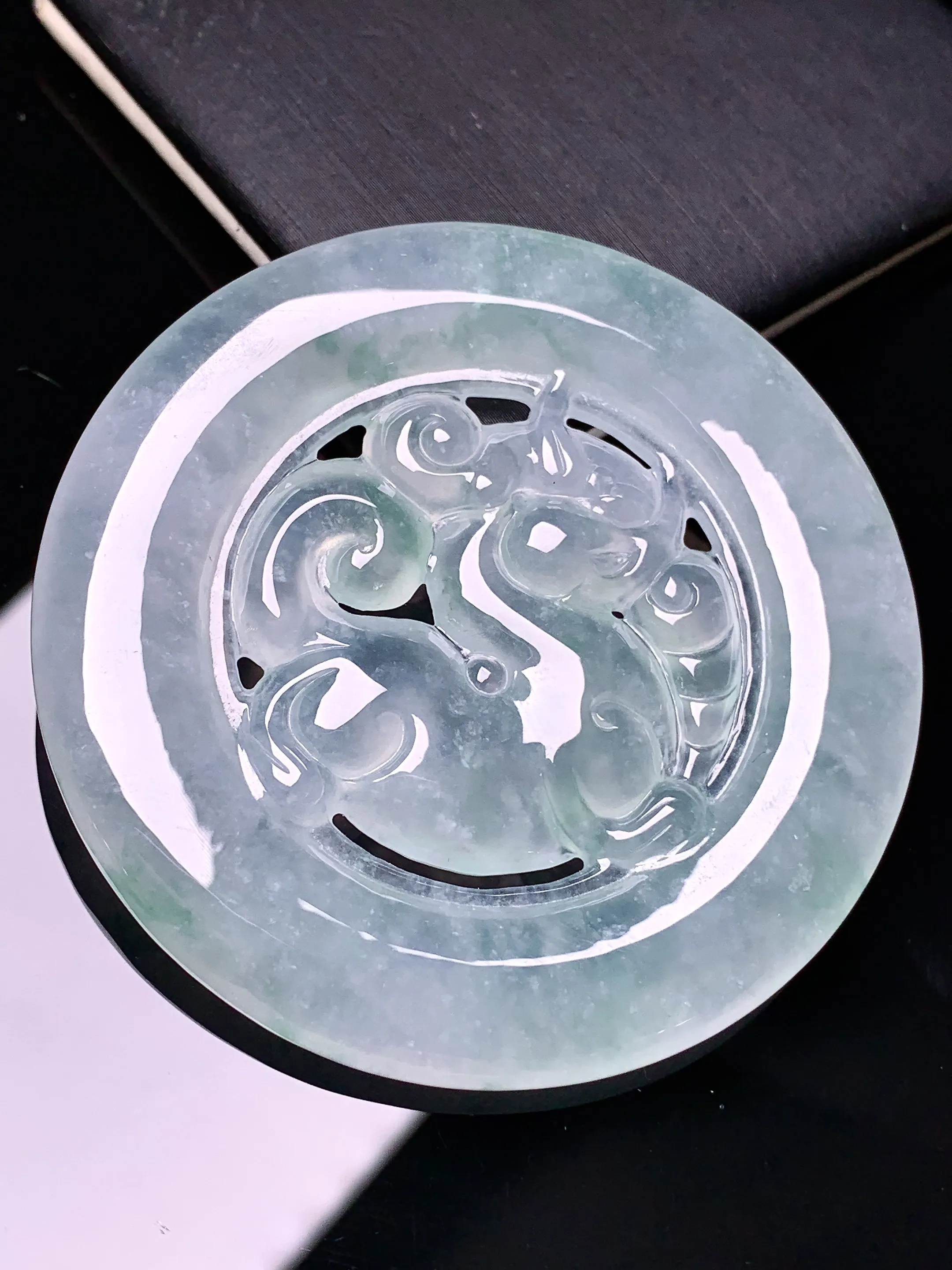 冰种麒麟圆牌吊坠 玉质细腻 色泽清新艳丽 整体尺寸54*5.8