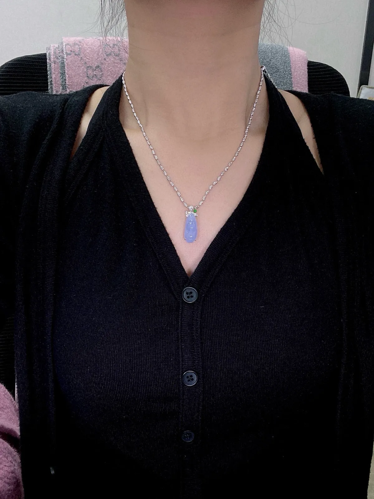 【冰种紫福豆吊坠】种地上乘，冰感十足，通透起光，饱满圆润，18k金钻镶嵌，裸石尺寸20.4*9.1*4.2毫米。