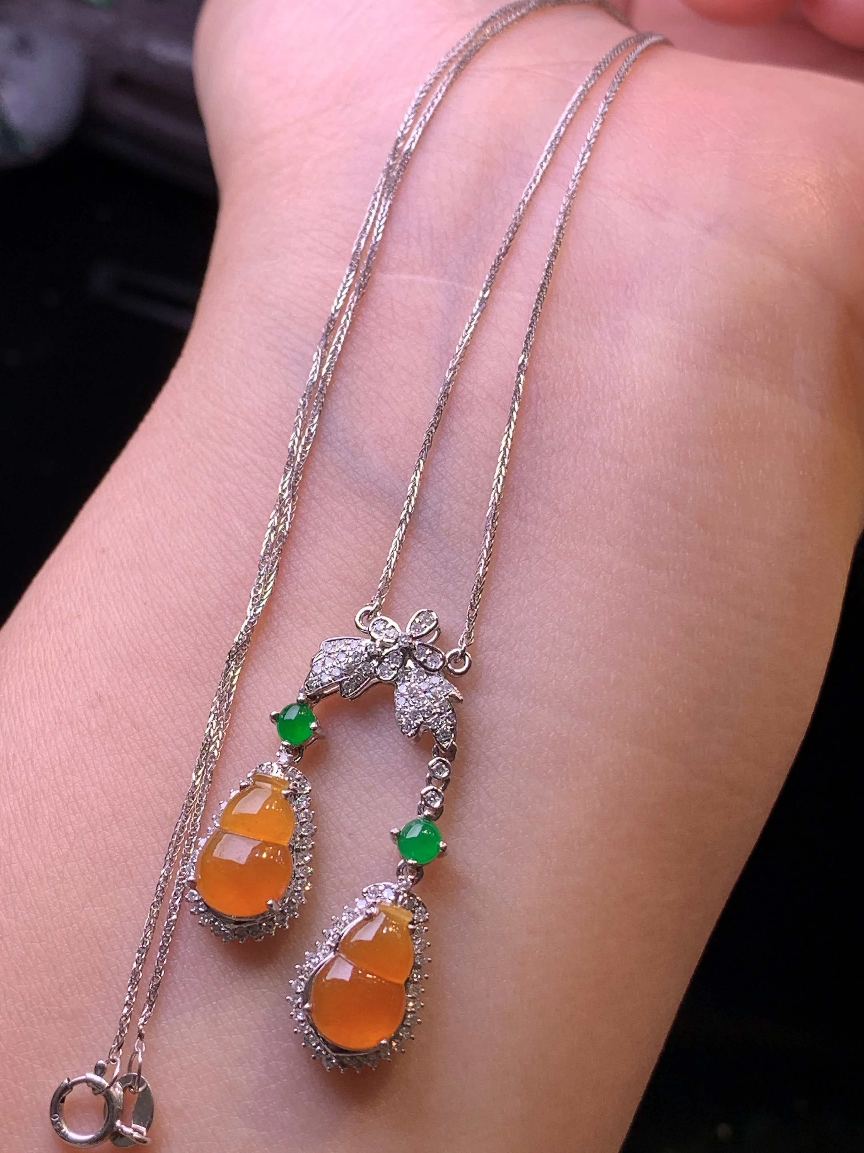 18k金钻镶嵌红翡葫芦项链 玉质细腻 色泽清新艳丽 整体尺寸28*8.5*5.3