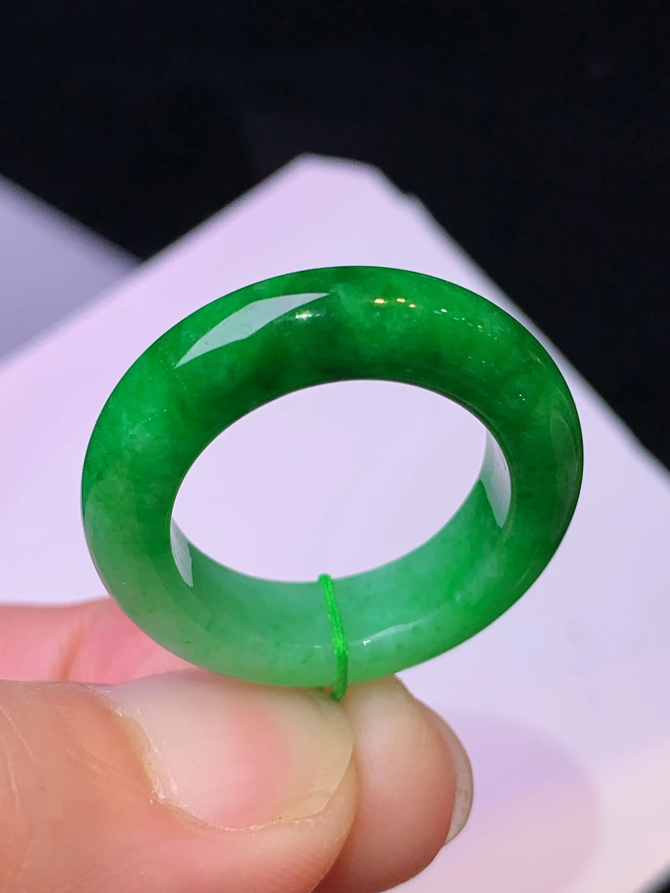 满绿指环 玉质细腻 色泽清新艳丽 圈口13.5 整体尺寸25*5.6*4.2