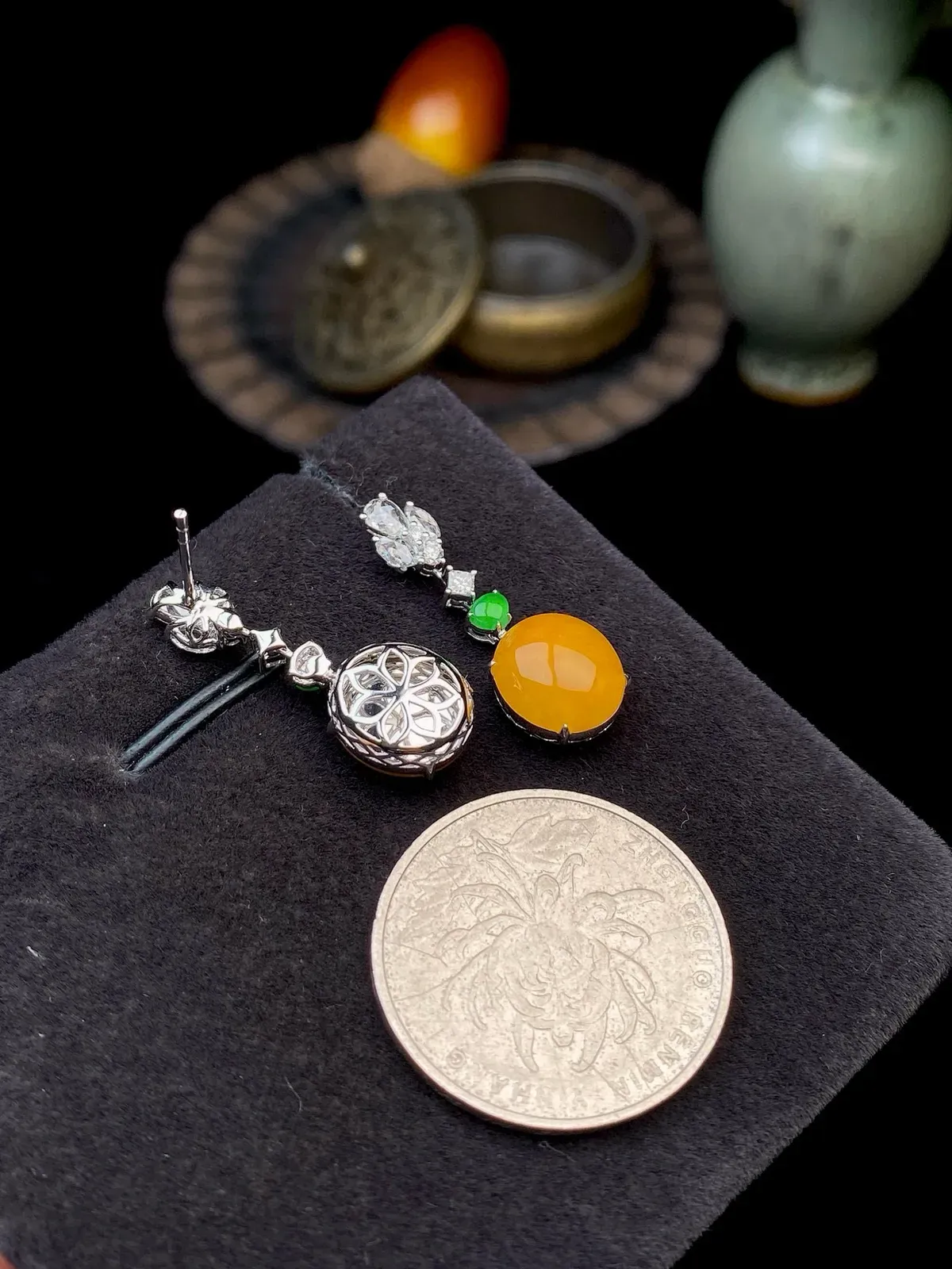 【冰种黄翡蛋面耳坠】质地细润，起刚起荧光，18K金钻镶嵌，裸石尺寸10.4*9.2*3.7毫米