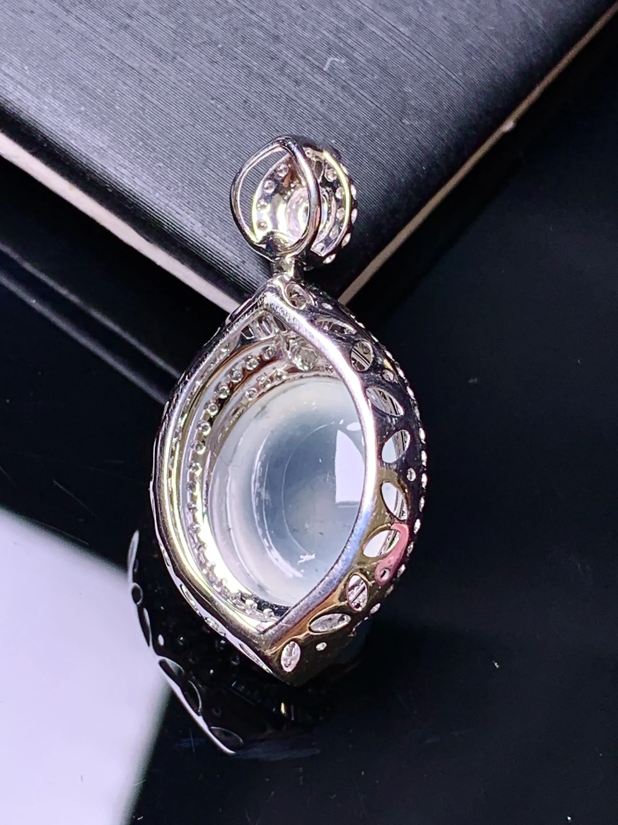 18k金钻镶嵌冰种蛋面吊坠 玉质细腻 色泽清新艳丽 整体尺寸29.7*15.6*11