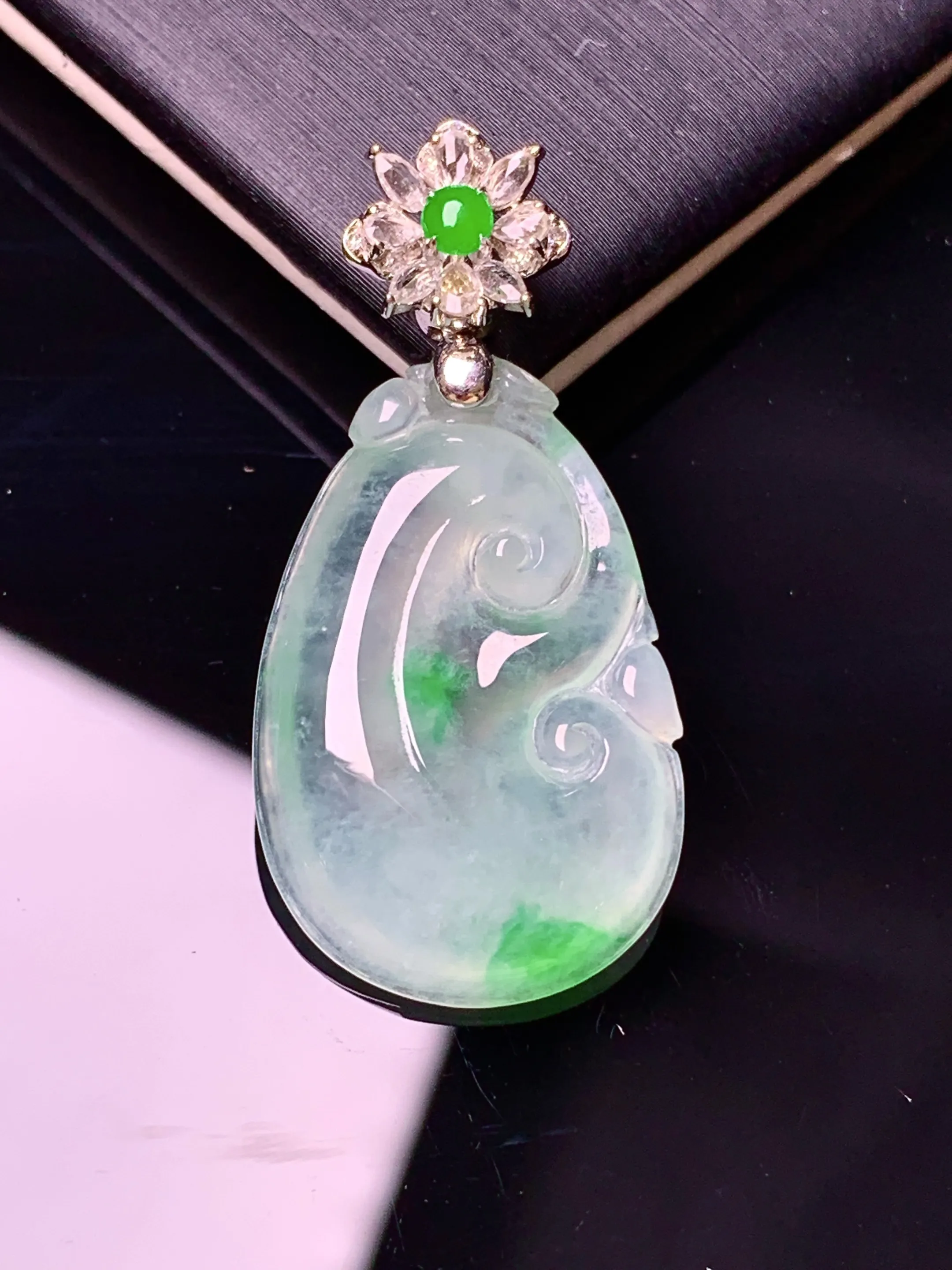 18k金钻镶嵌冰种如意吊坠 玉质细腻 色泽清新艳丽 整体尺寸35*17.2*4.2