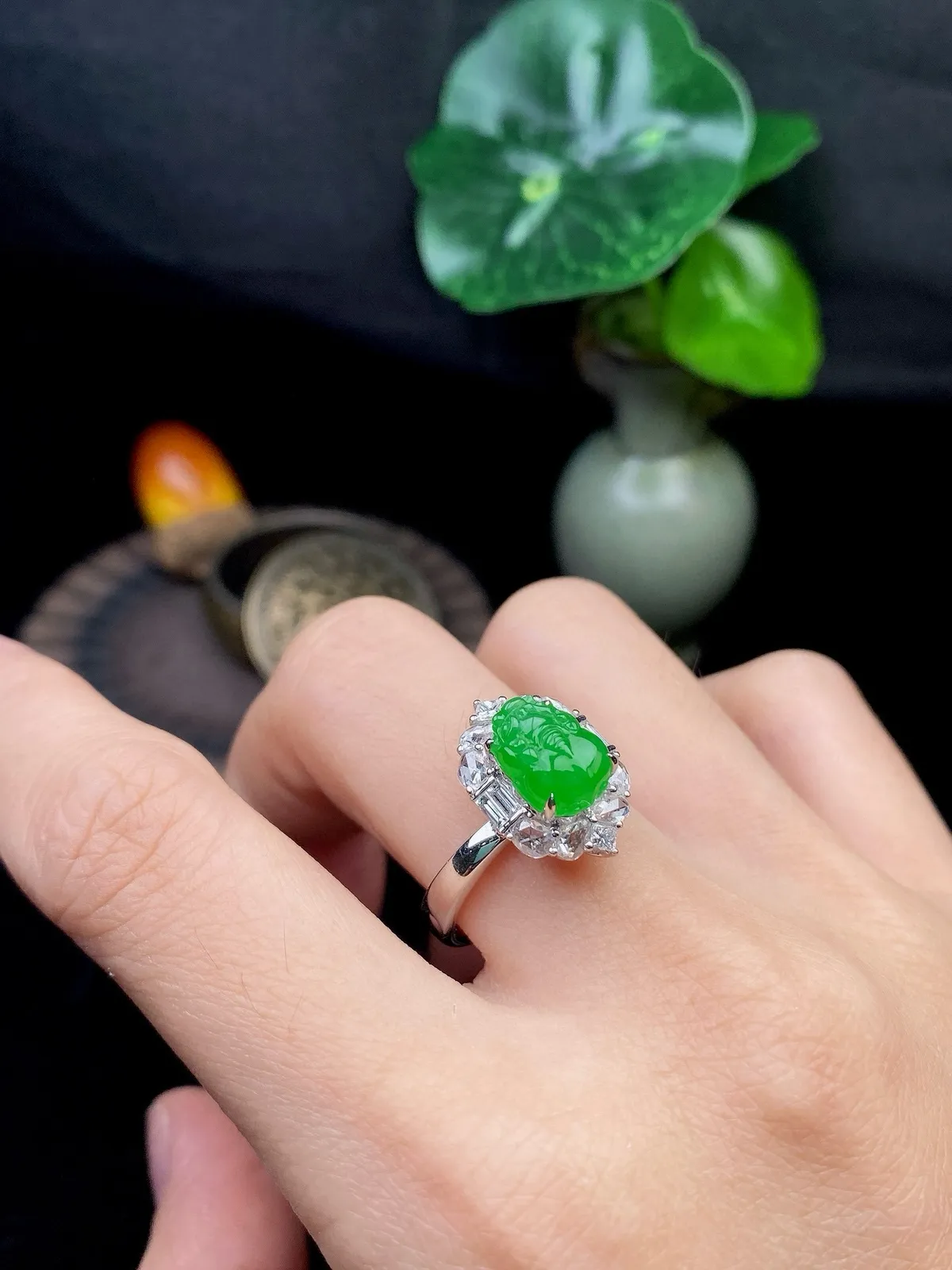 【冰种绿貔貅戒指】质地均匀细腻，冰润起光，胶感强烈，冰感明显。颜色浓郁娇艳，18K金钻精美镶嵌，裸石尺寸9.5*7.1*4.2毫米