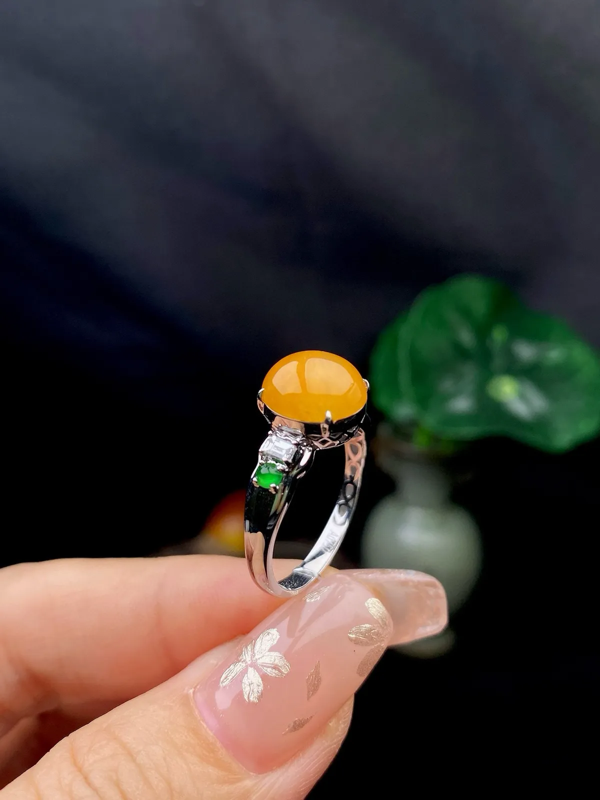 【冰种黄蛋面戒指】质地细腻，饱满度很好，晶莹剔透，18k金钻镶嵌，裸石尺寸9.6*9.3*4.1毫米