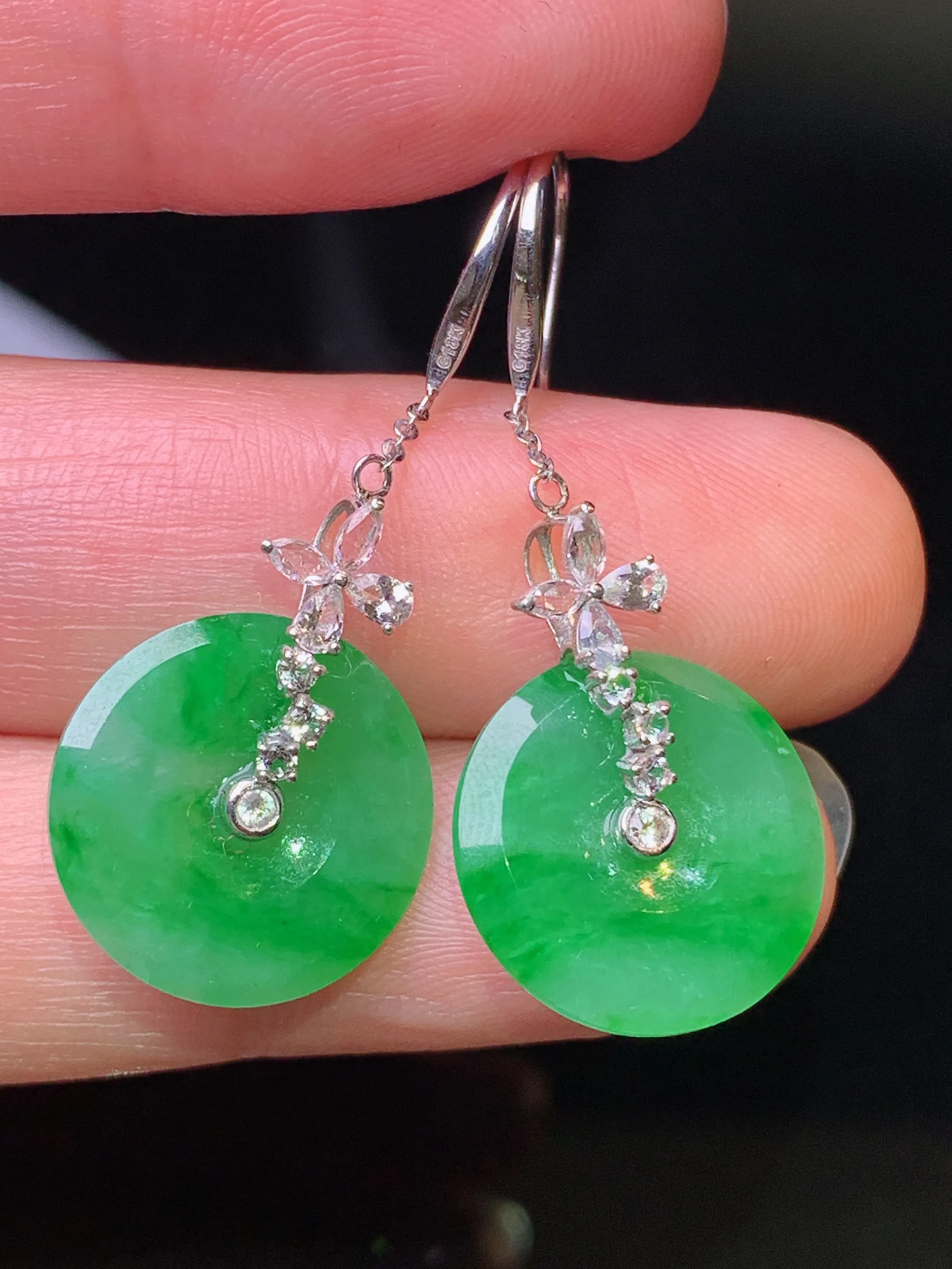 18k金钻镶嵌翠绿平安扣耳坠 玉质细腻 色泽清新艳丽 整体尺寸37*15*2.3