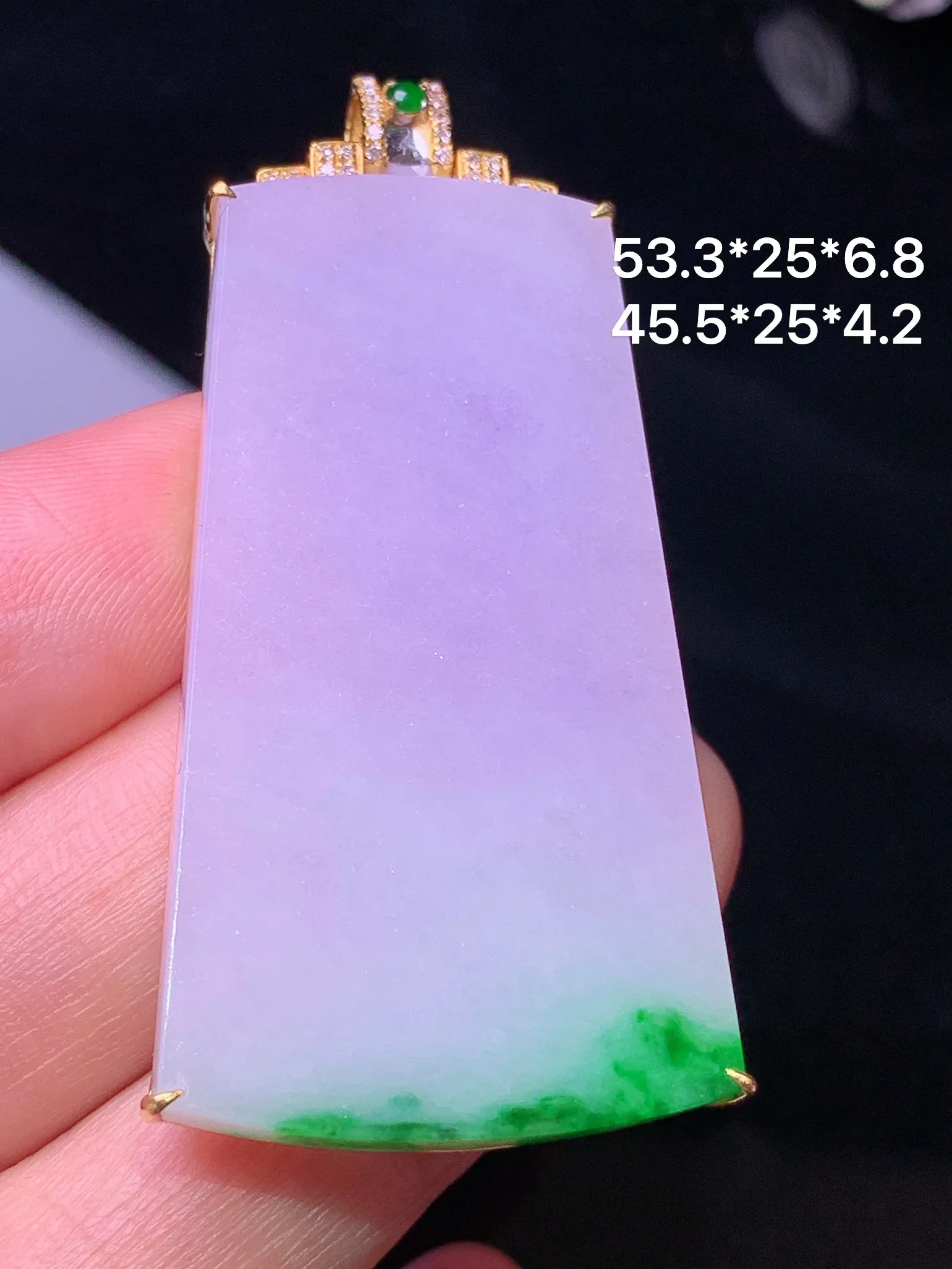18k金钻镶嵌紫罗兰飘绿无事牌吊坠 玉质细腻 色泽清新艳丽 整体尺寸53.3*25*6.8