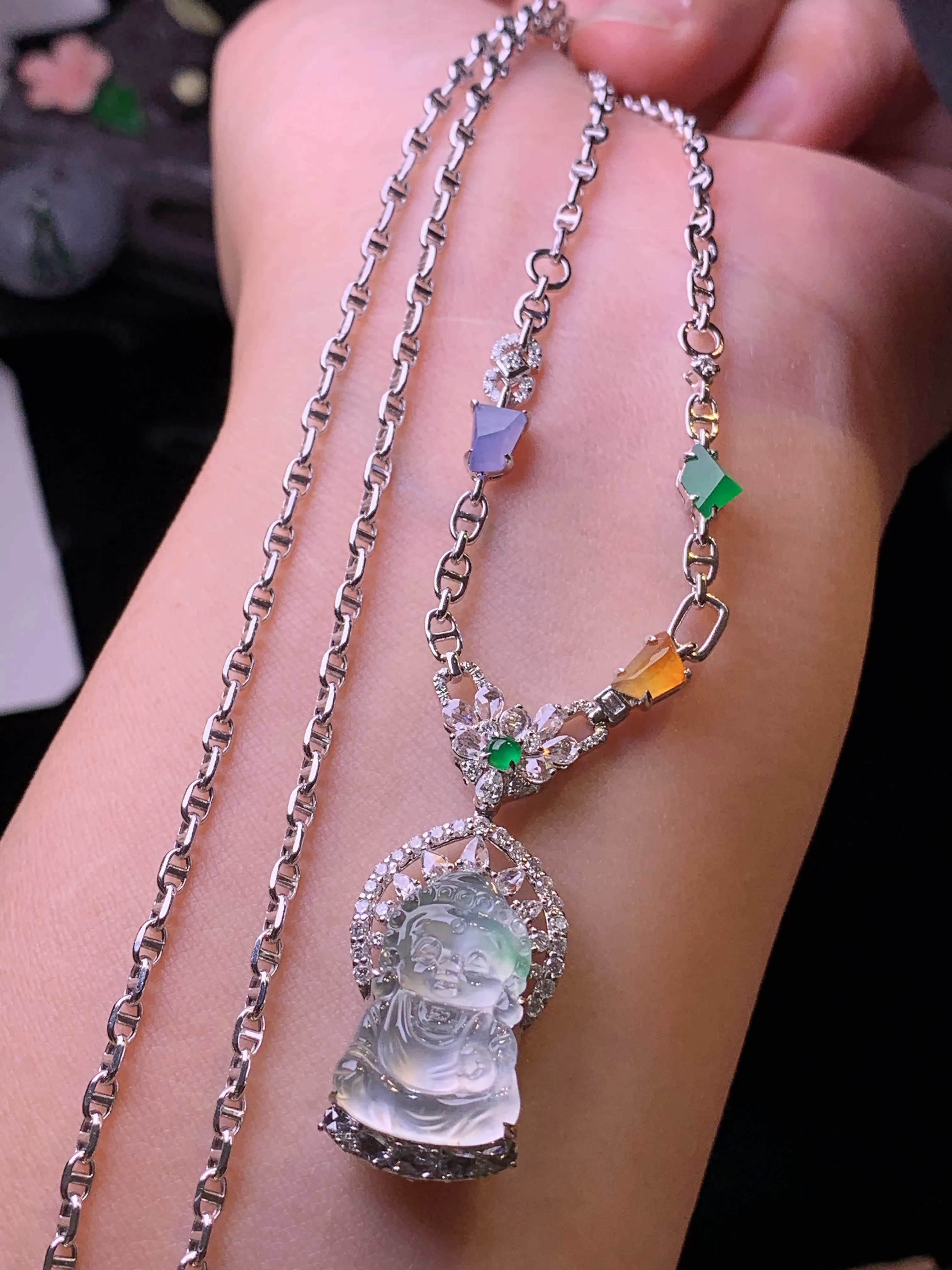 18k金钻镶嵌冰种宝宝观音吊坠 玉质细腻 色泽清新艳丽 整体尺寸33.5*14.3*8