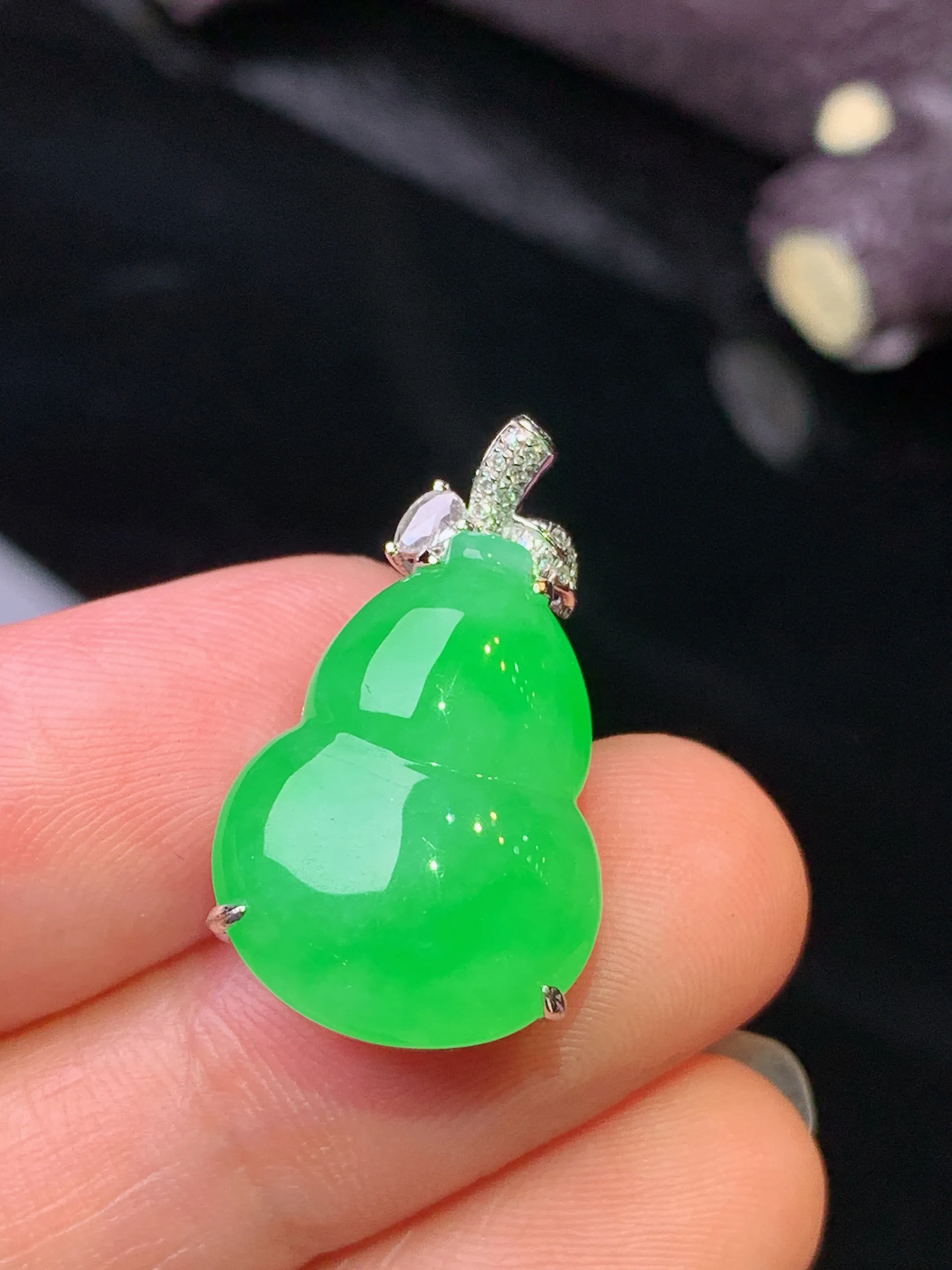 18k金钻镶嵌翠绿葫芦吊坠 玉质细腻 色泽清新艳丽 整体尺寸23.8*14*8.8