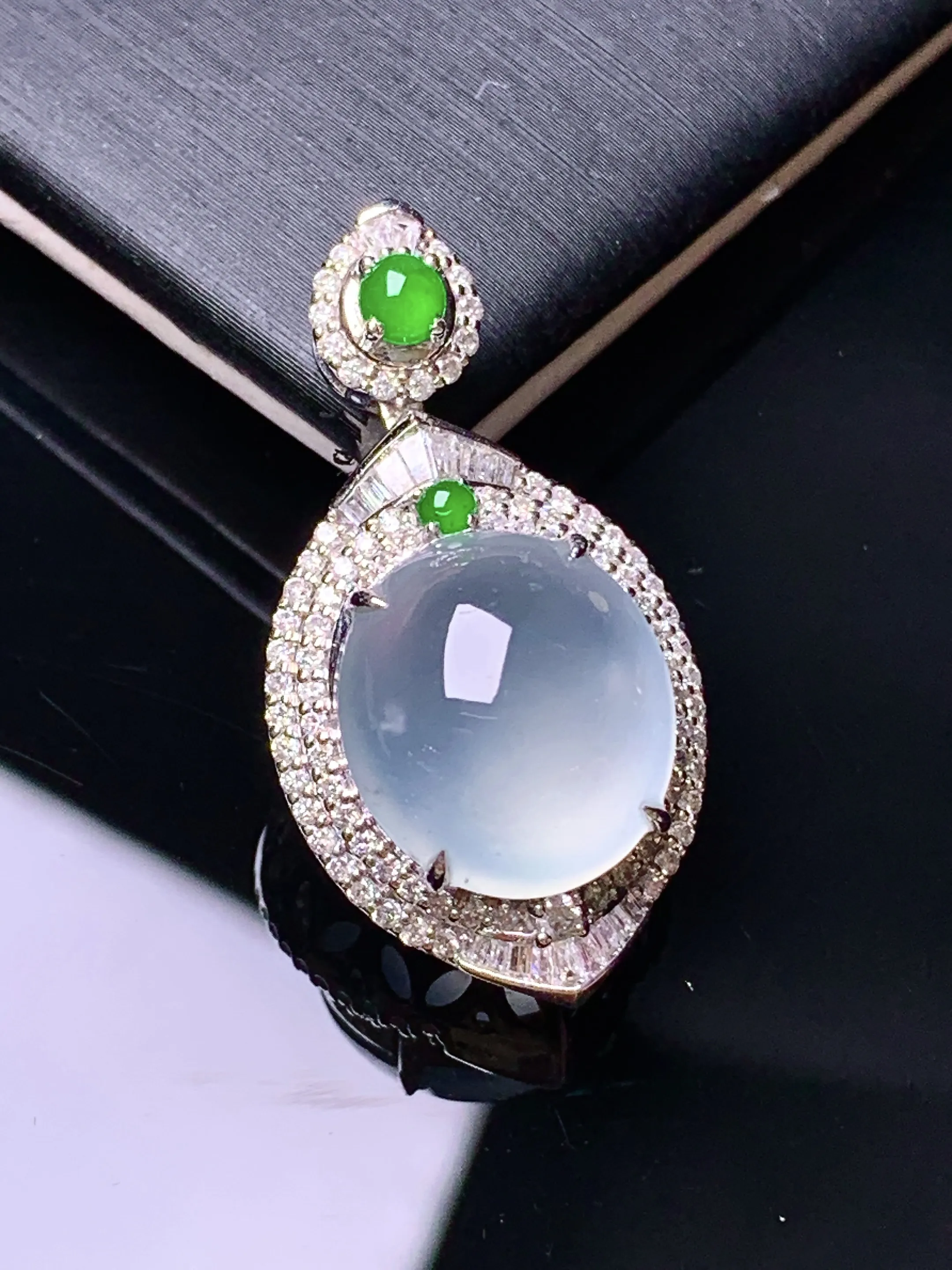 18k金钻镶嵌冰种蛋面吊坠 玉质细腻 色泽清新艳丽 整体尺寸29.7*15.6*11